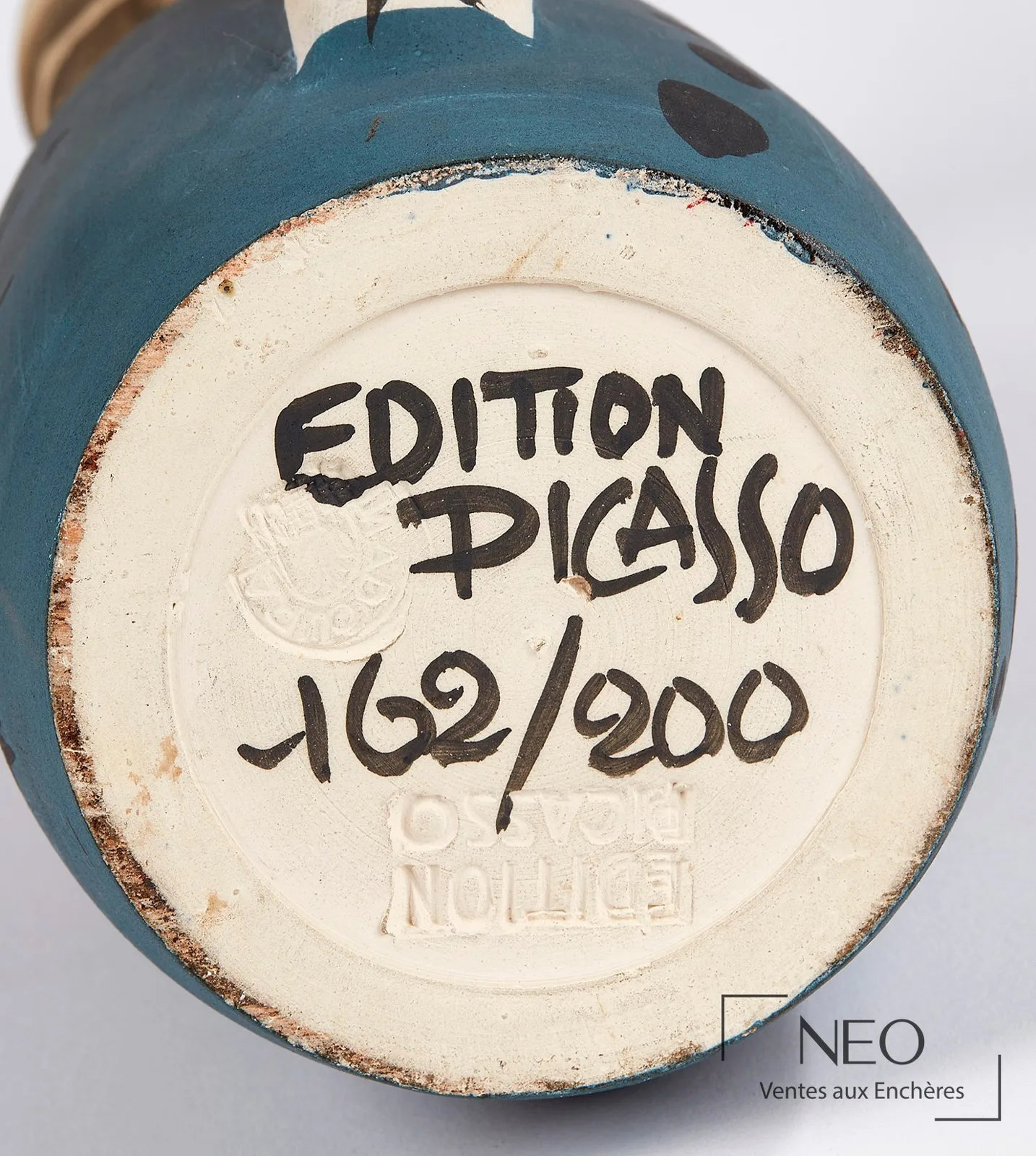 Dessous du pichet Femme de Picasso avec l'inscription Edition Picasso, les cachets Madoura et le numéro 162/200