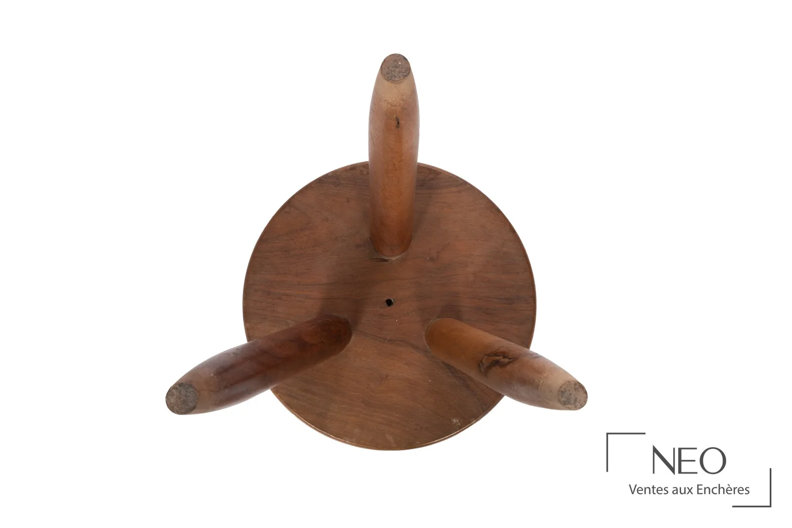 Dessous d'un tabouret Berger de Charlotte Perriand en noyer, pieds tripodes assemblés à tenons, sans étiquette Steph Simon