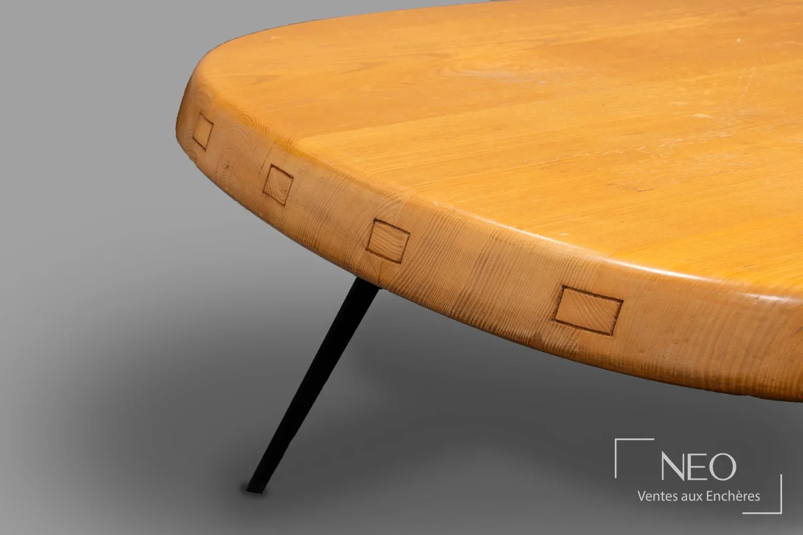 Détail de la tranche d'une table basse de Charlotte Perriand avec fausses languettes