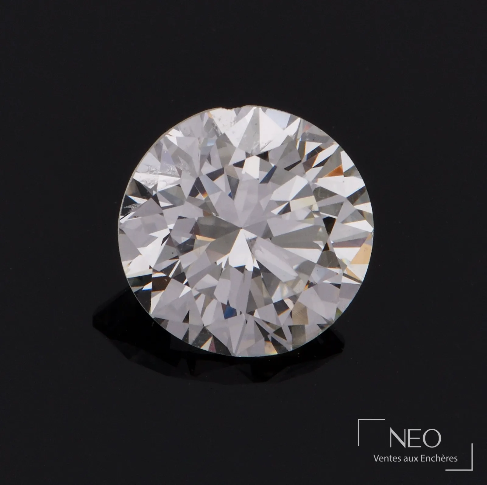 Gros plan sur le diamant d’un solitaire Cartier Paris