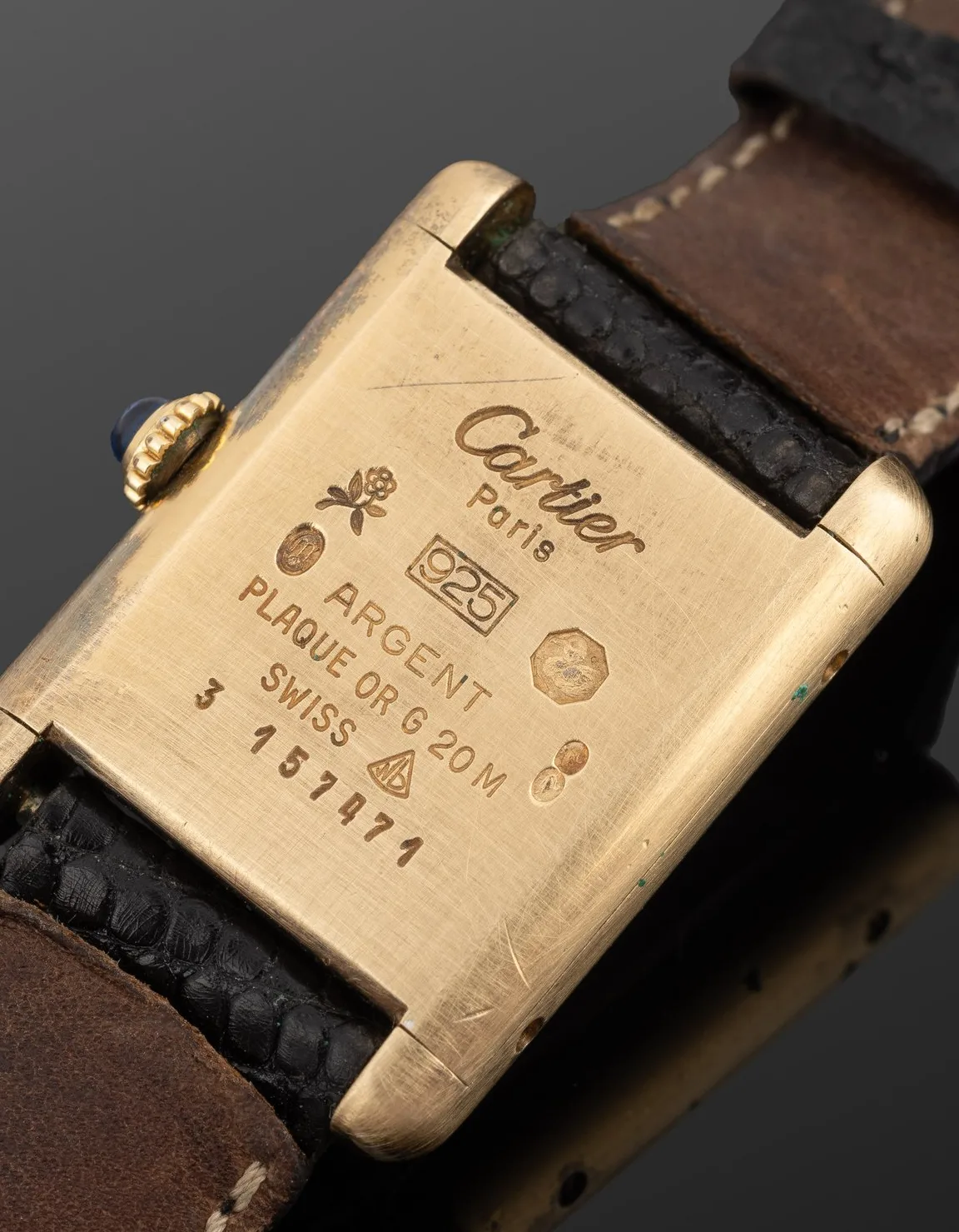 Fond d’une montre Must de Cartier Tank en vermeil : signature, titre 925, mention argent plaqué or et numéro de série