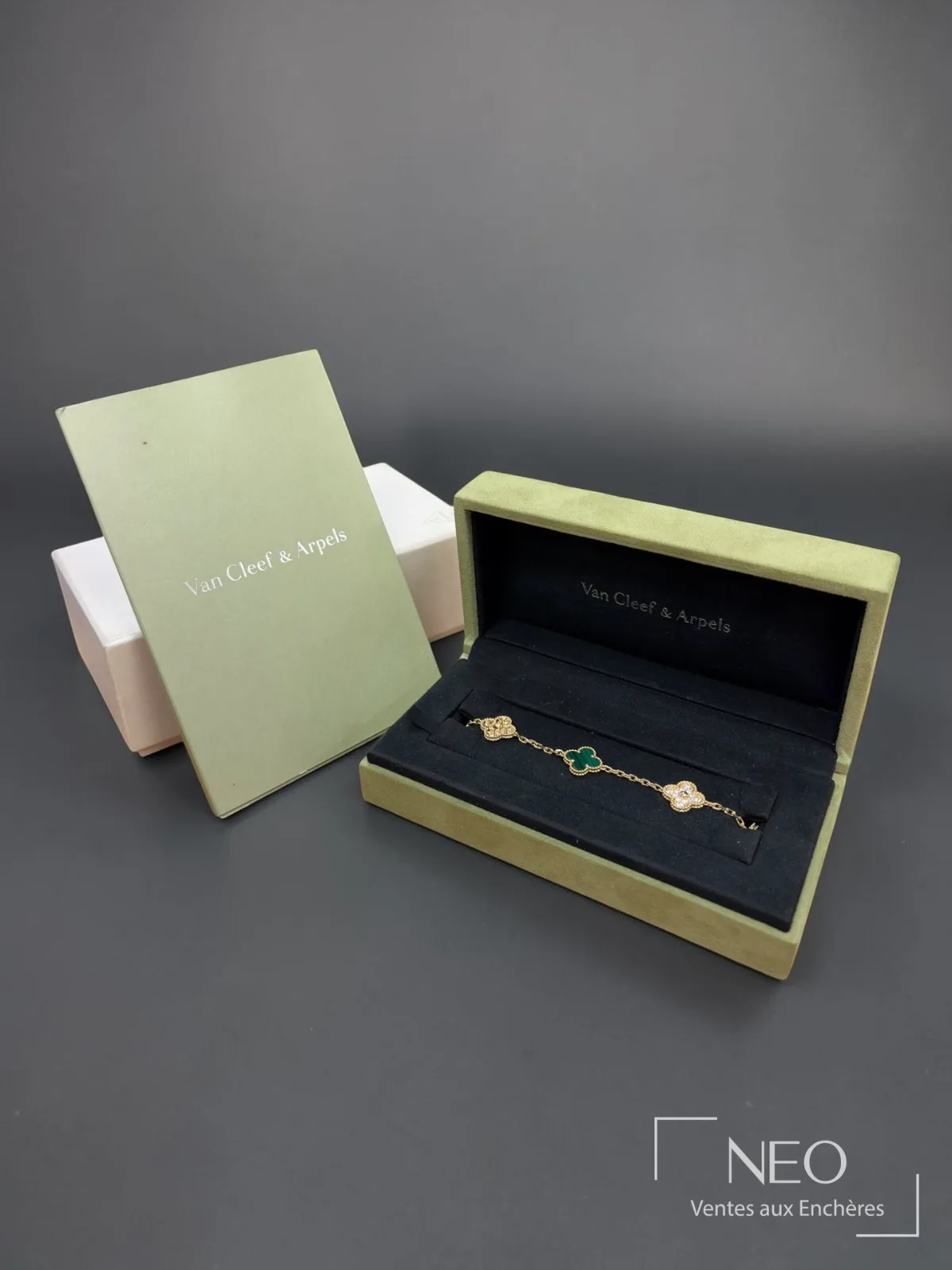 Bracelet Alhambra Van Cleef & Arpels dans sa boîte en suédine verte, avec son certificat d’authenticité