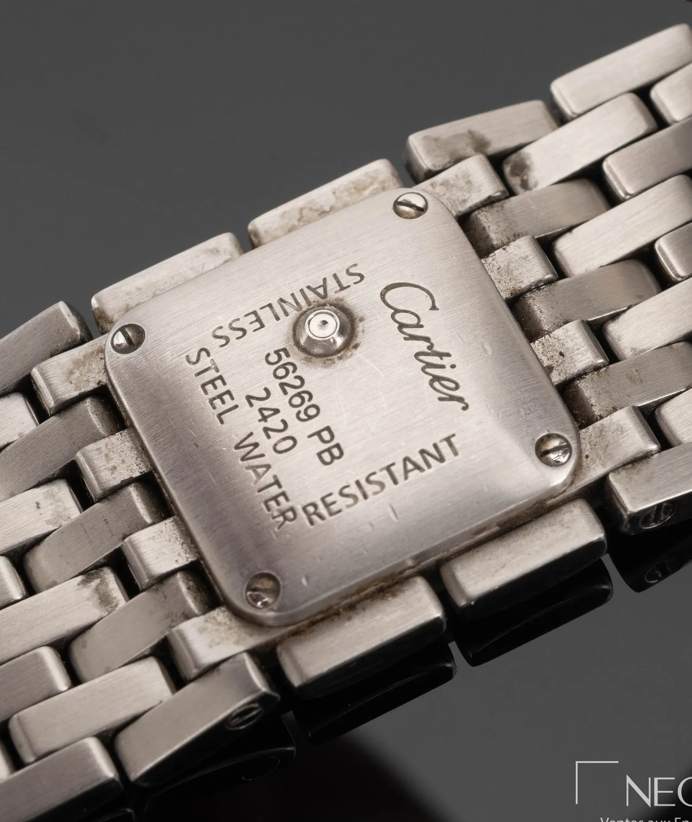 Fond d’une montre Panthère de Cartier en acier gravé de la référence 2420 et du numéro de série