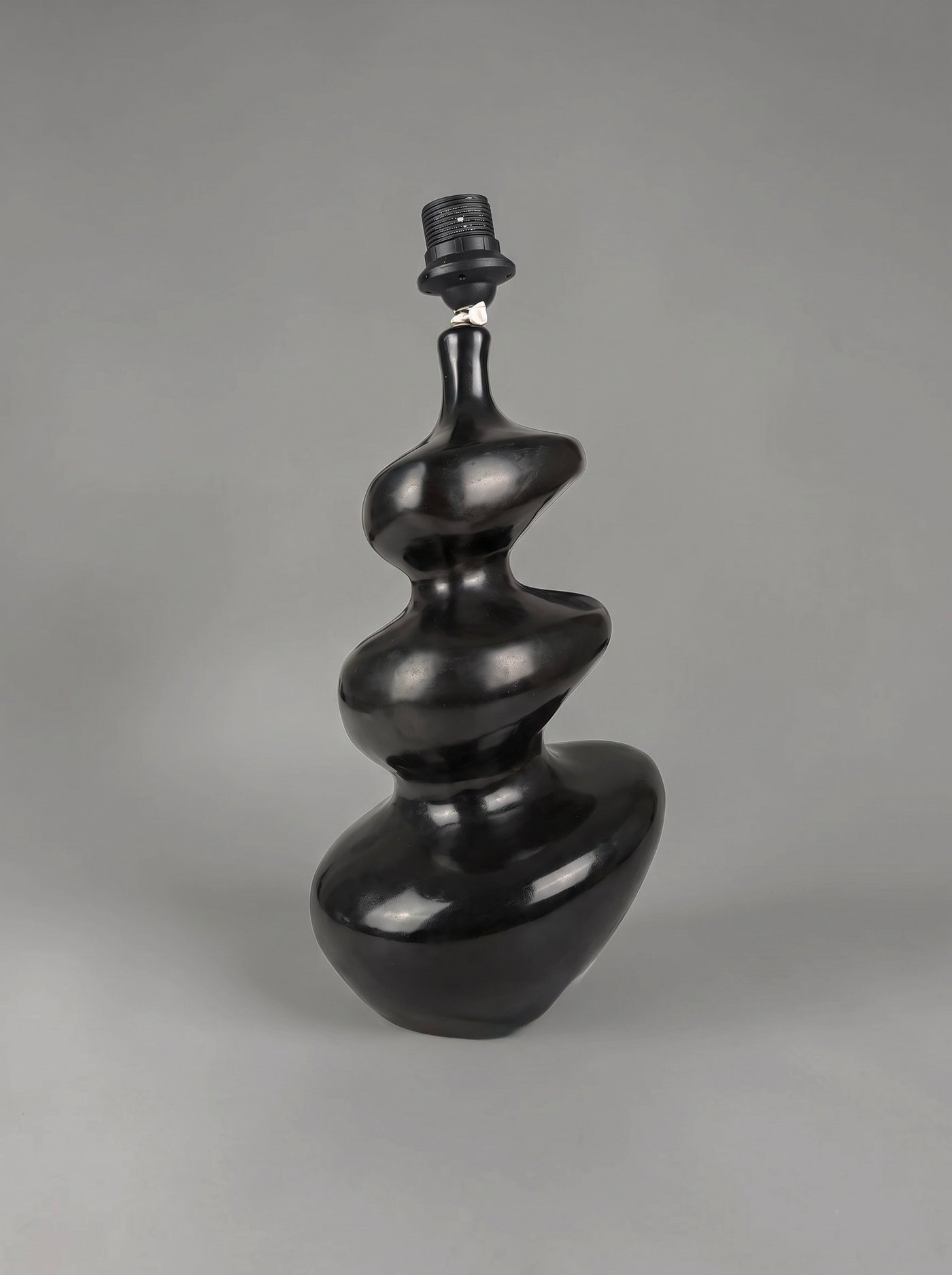 Lampe de Georges Jouve vue de trois quarts, trois volumes organiques en céramique noire