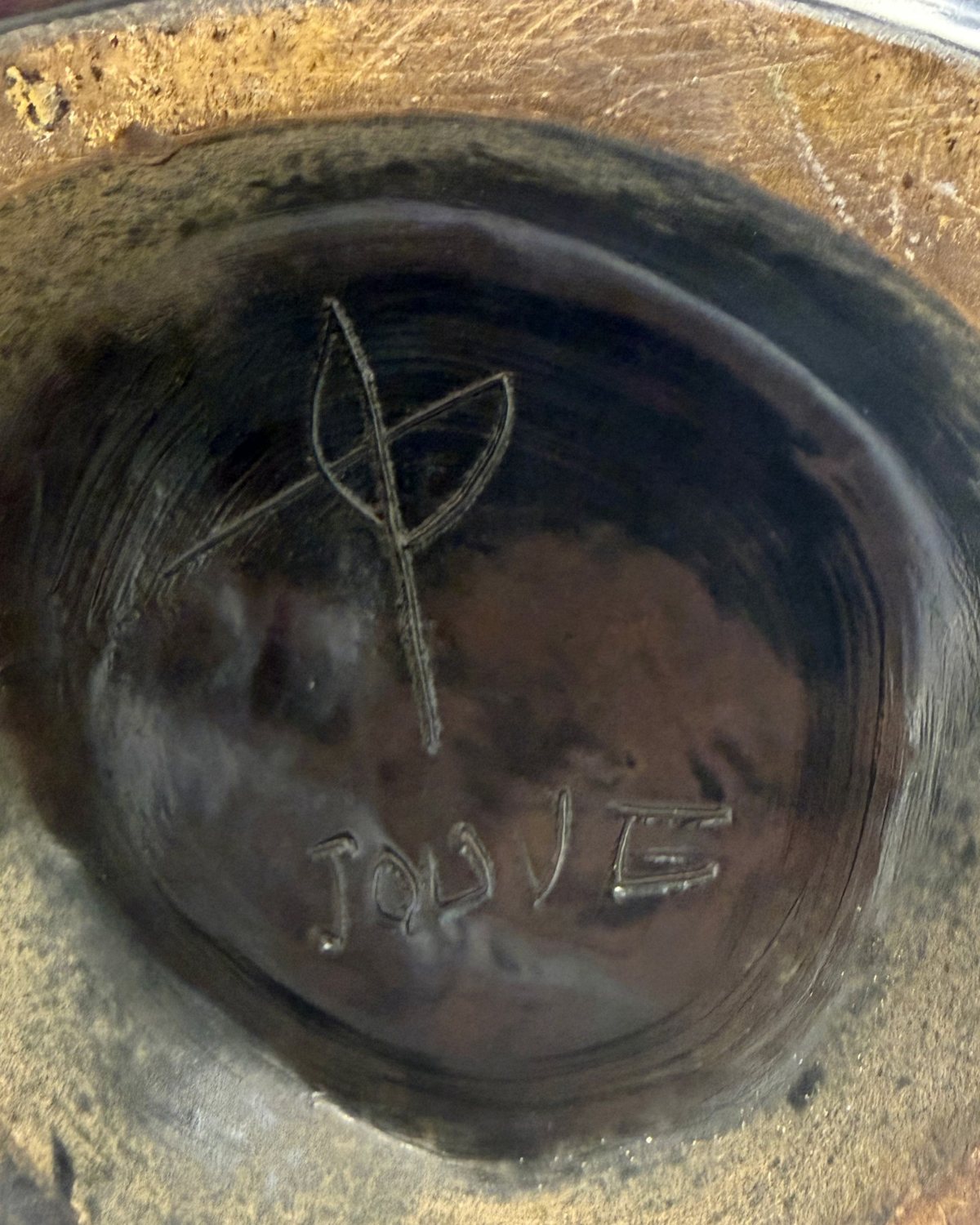 Signature de Georges Jouve sous la base de la lampe : l'alpha et « Jouve » incisés