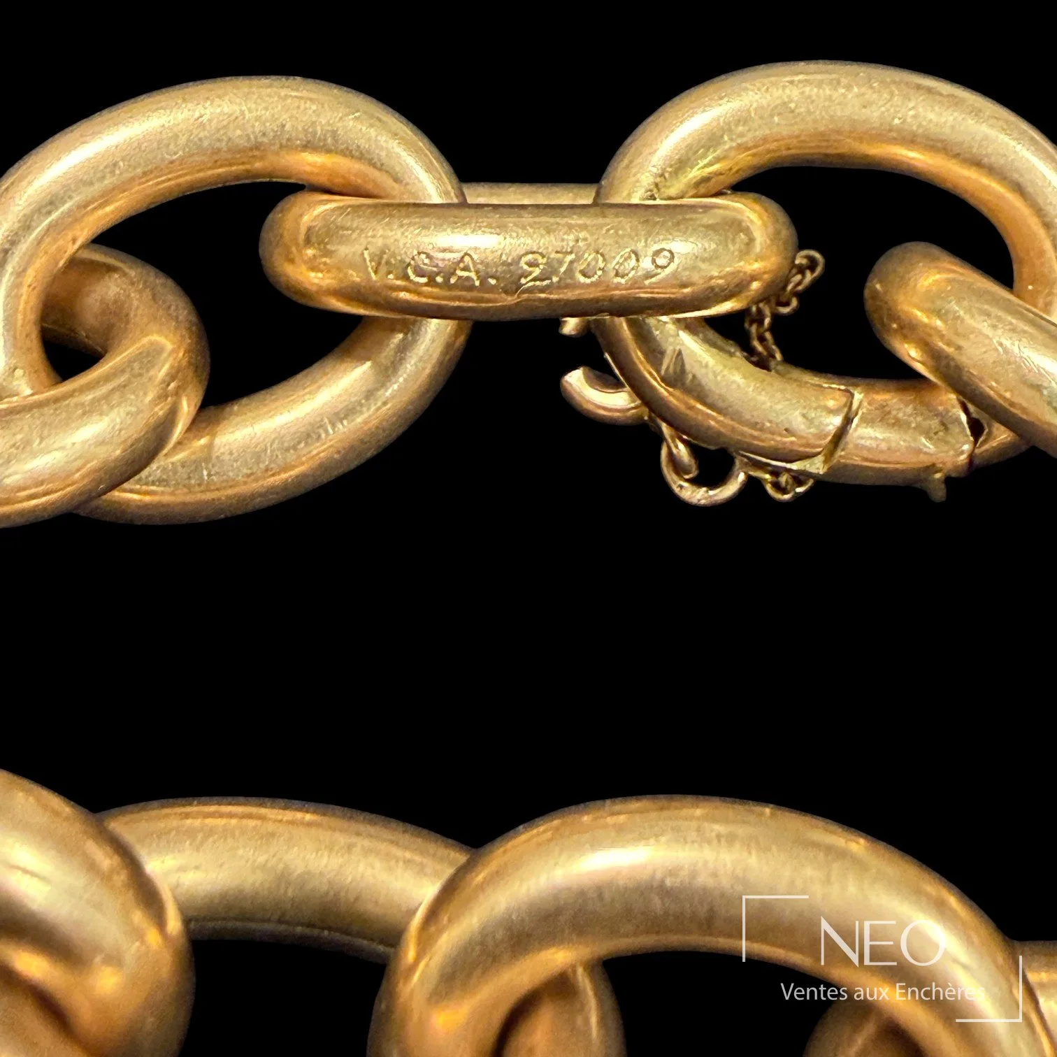 Gravure V.C.A. 97009 sur le fermoir d’un bracelet en or fabriqué par le joaillier Raymond Roullac, expertisé par NEO Enchères
