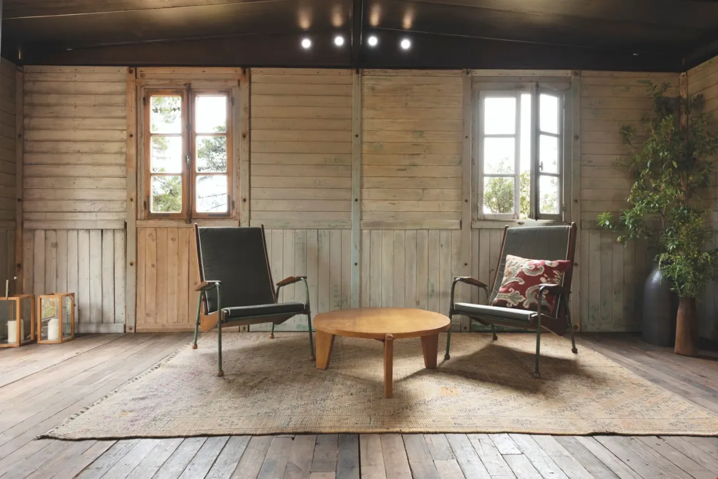 Intérieur d'une maison démontable 6x6 de Jean Prouvé, panneaux de bois et plancher d'origine