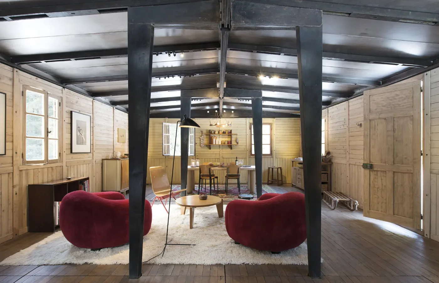 Intérieur d'une maison démontable 6x9 de Jean Prouvé avec ses deux portiques axiaux en tôle d'acier