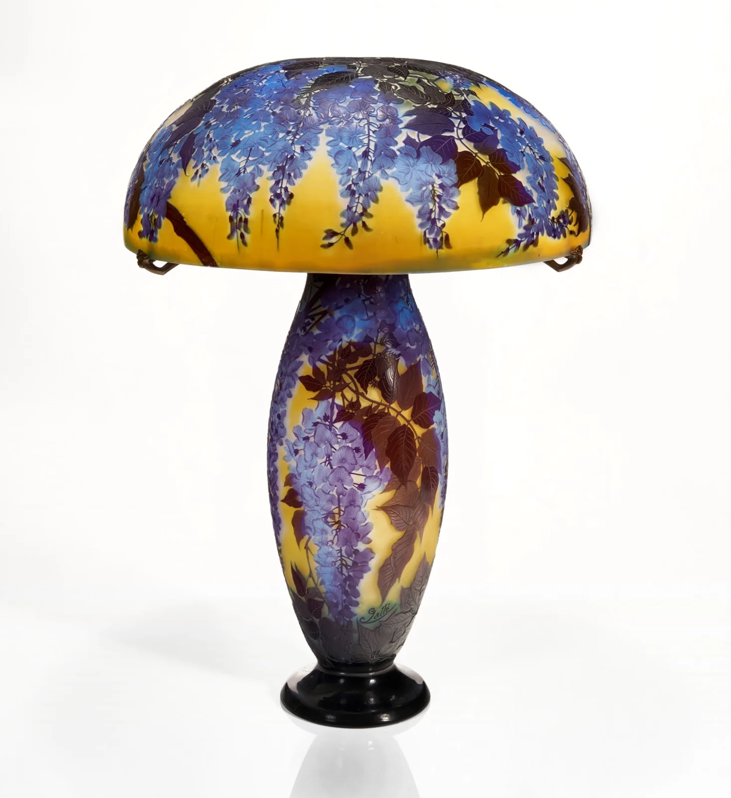 Lampe champignon Gallé aux glycines en verre multicouche gravé à l’acide, vue d’ensemble
