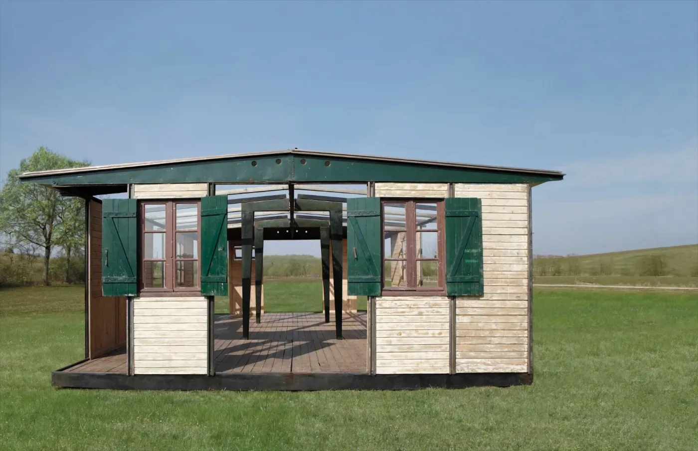 Maison démontable 6x9 de Jean Prouvé ouverte, laissant voir ses deux portiques en tôle d'acier