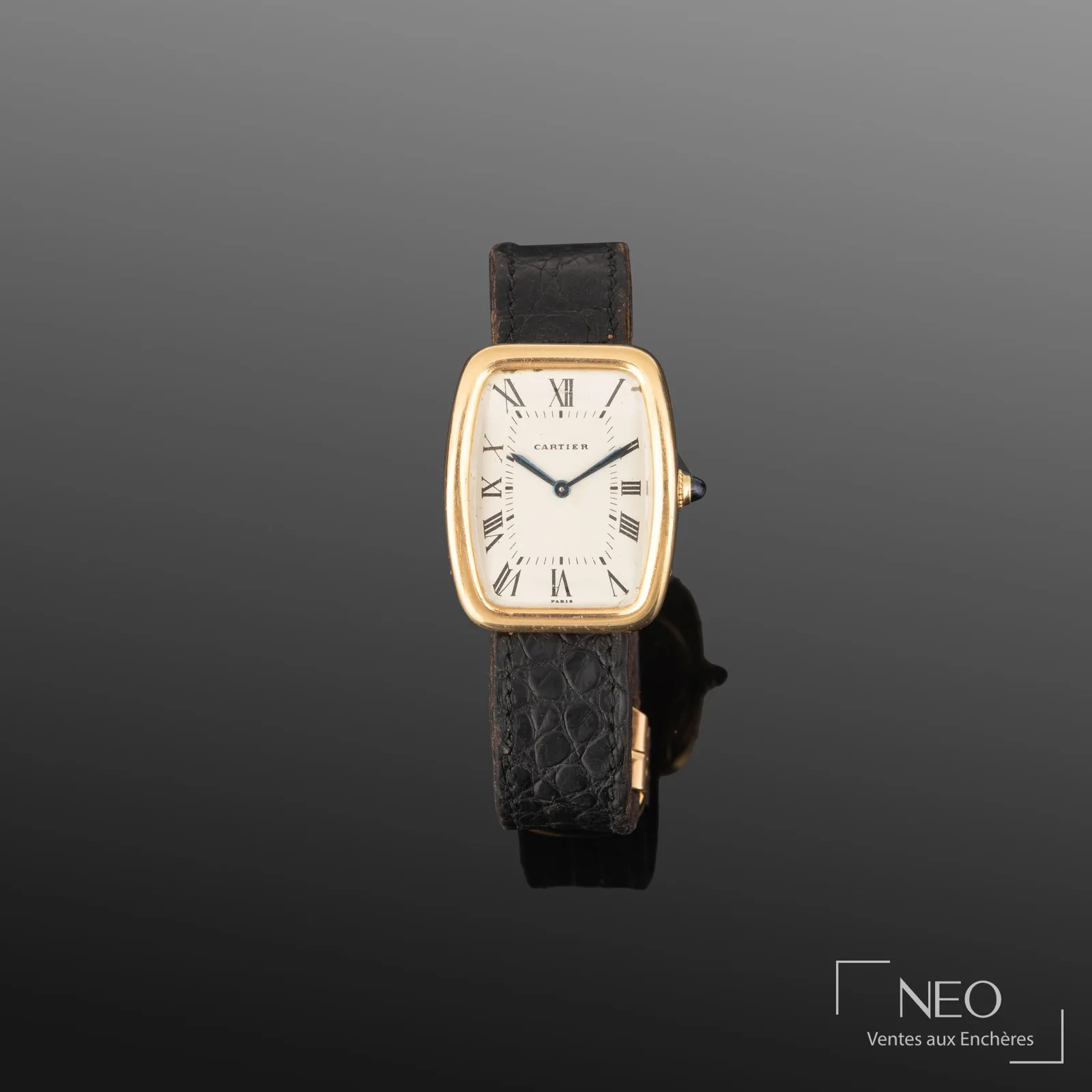 Montre Cartier Incurvée en or jaune, cadran crème à chiffres romains, vue de face