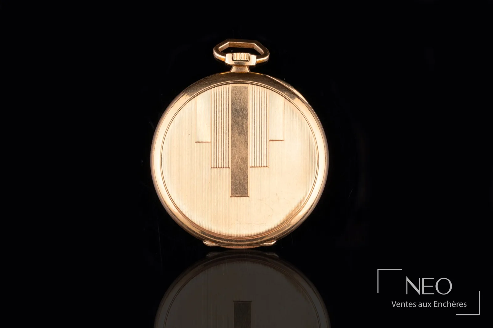 Arrière d’une montre de poche Omega en or, double fond dit officier à décor Art déco