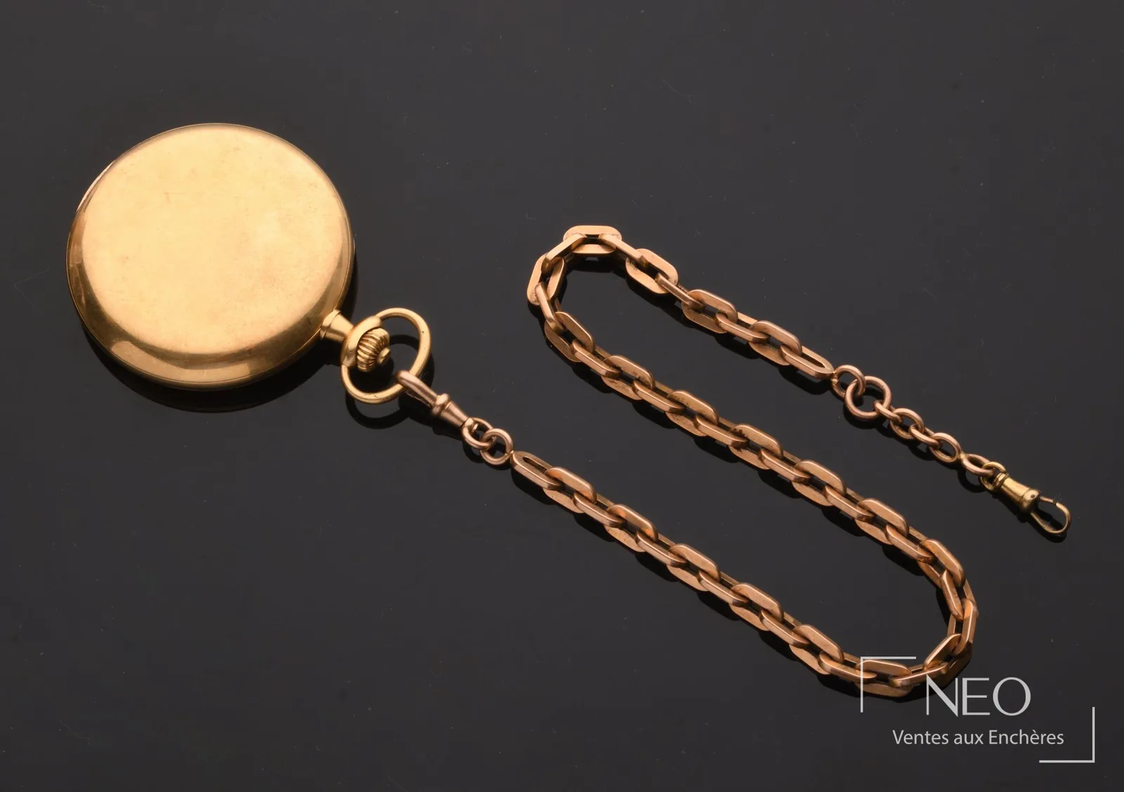 Montre de gousset Omega savonnette en or jaune fermée, avec une chaîne en or rose