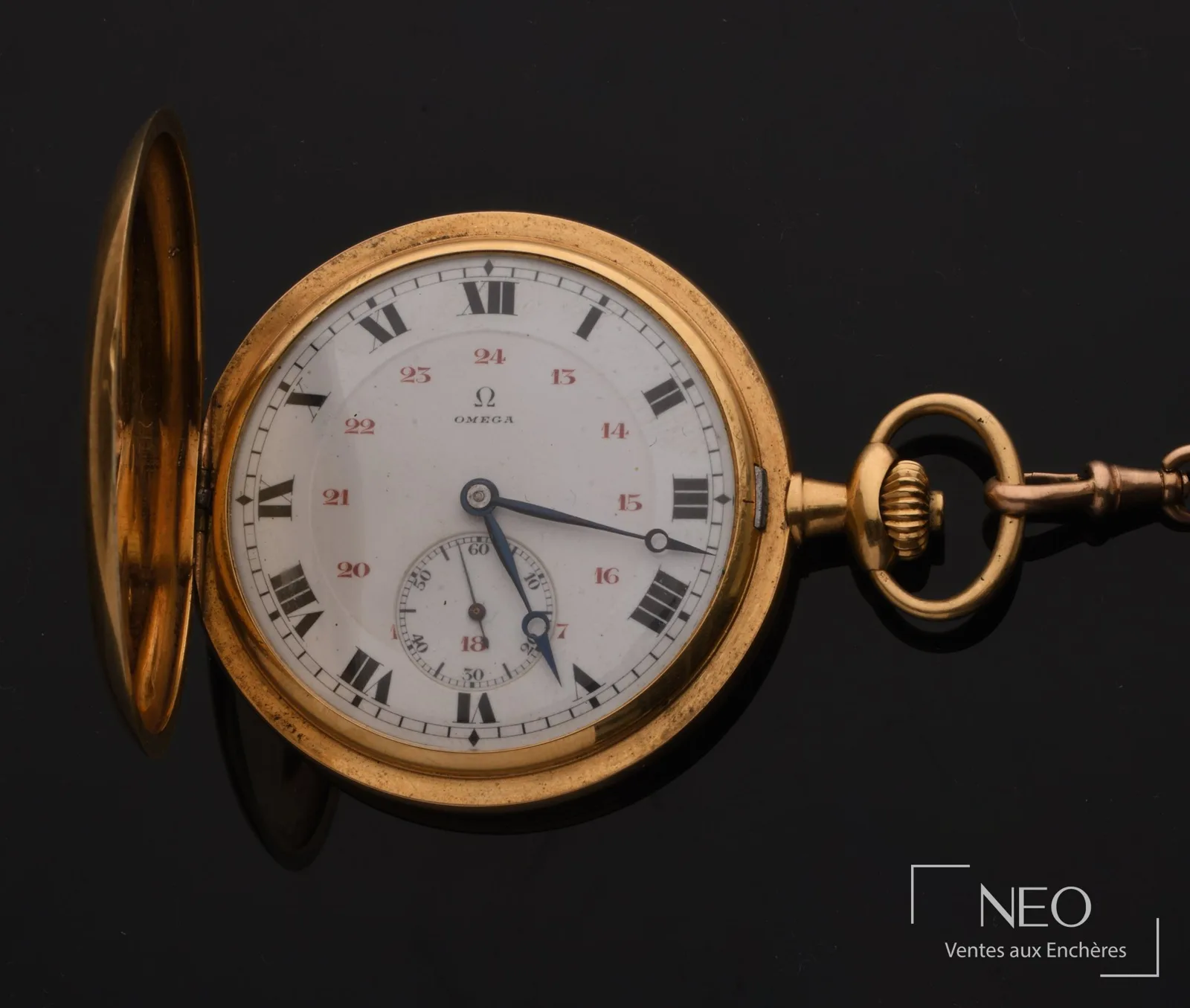 Montre de gousset Omega savonnette en or jaune, couvercle ouvert, avec sa chaîne