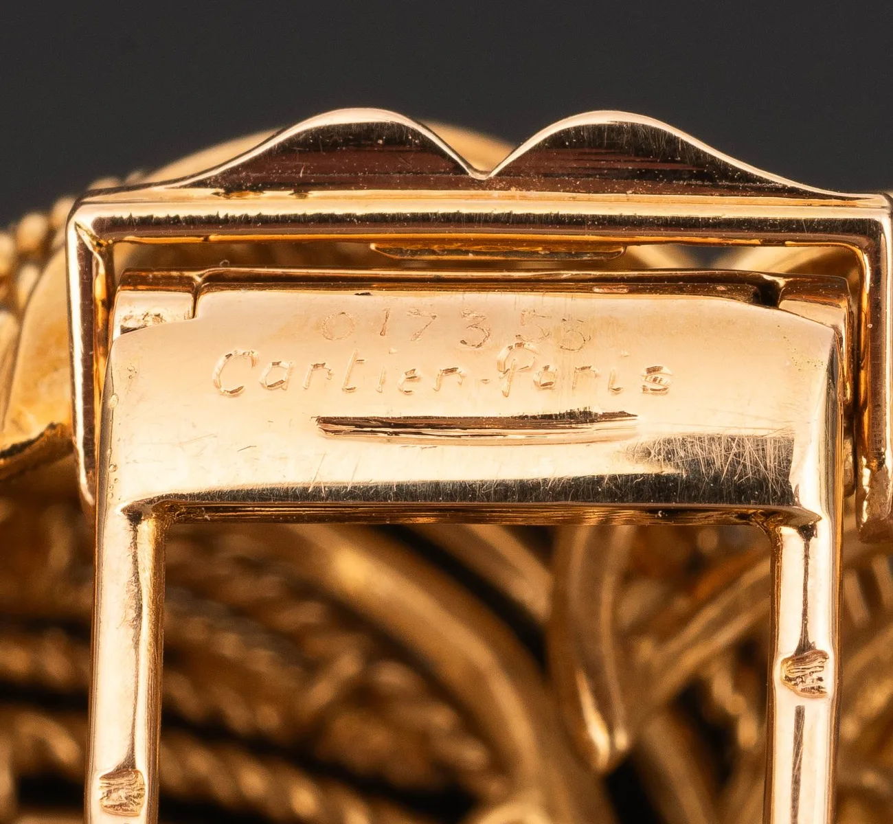 Numéro 01735 et signature Cartier Paris gravés sur l’épingle d’une broche en or