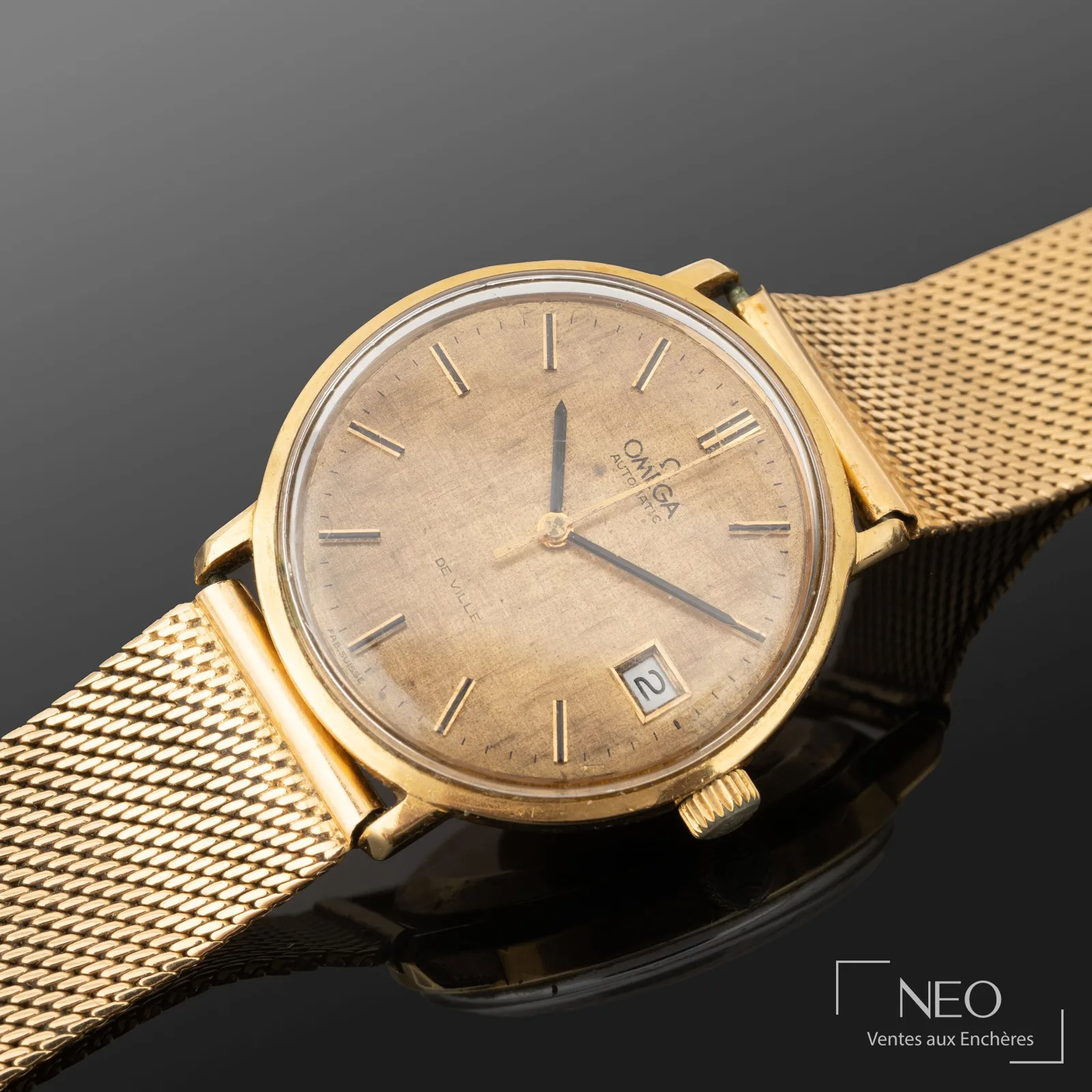 Omega De Ville en or jaune, cadran lin doré et guichet de date, vue rapprochée