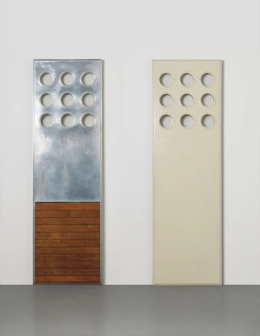 Panneaux de façade à hublots de l'école démontable de Bouqueval, Jean Prouvé