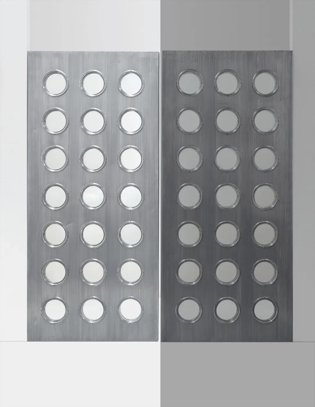Panneau de façade à hublots en aluminium de Jean Prouvé, vers 1950, vu de face et de dos