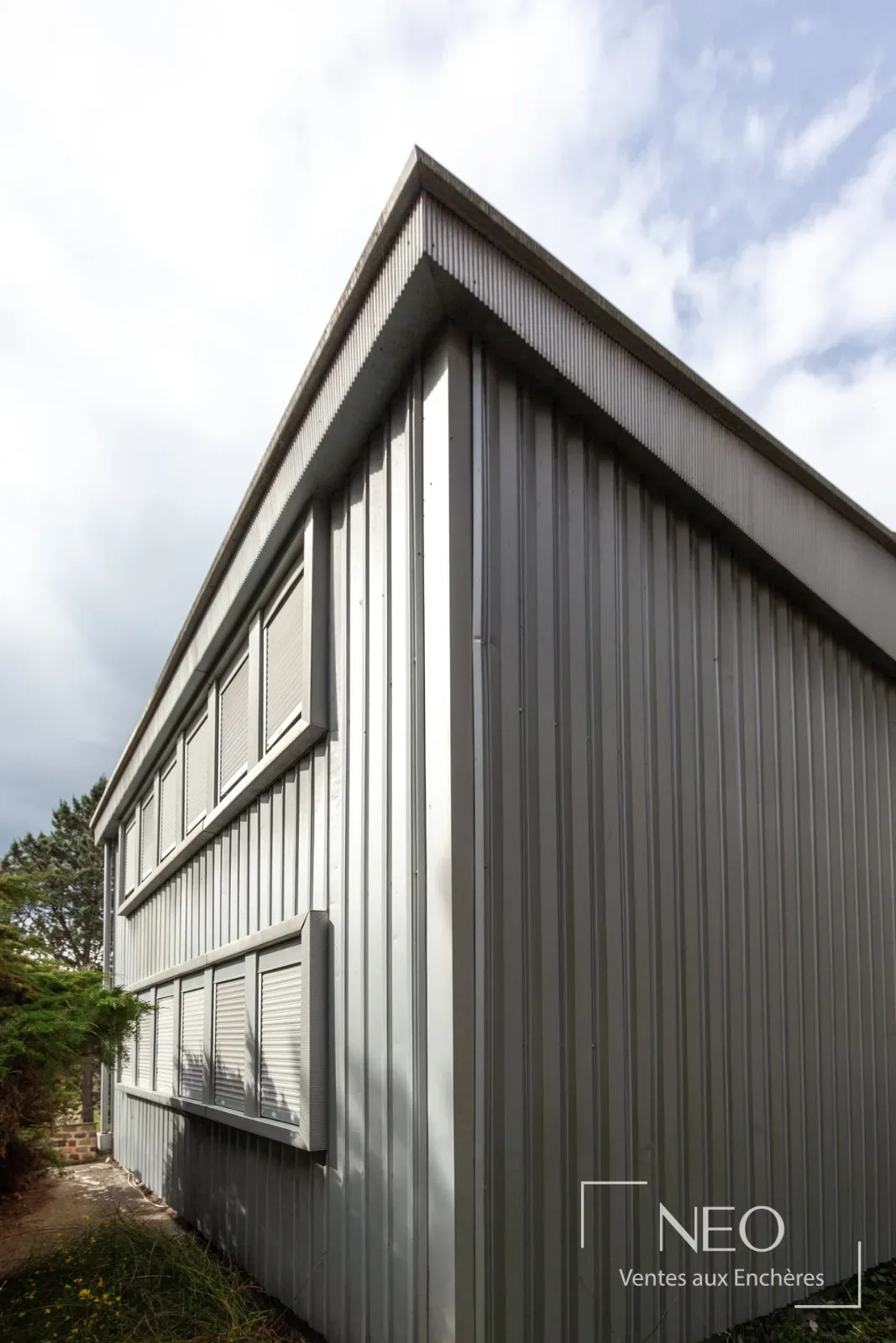 Pavillon SCAL de Jean Prouvé sous son bardage d'aluminium, état avant la vente de 2024