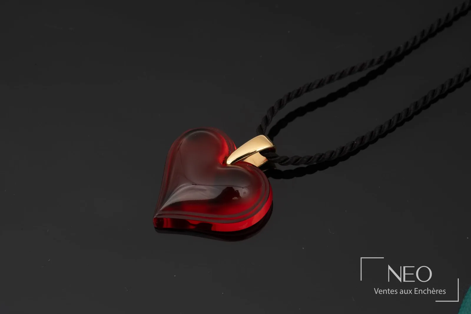 Pendentif cœur Lalique en cristal teinté rouge sur cordon noir, bélière en métal doré