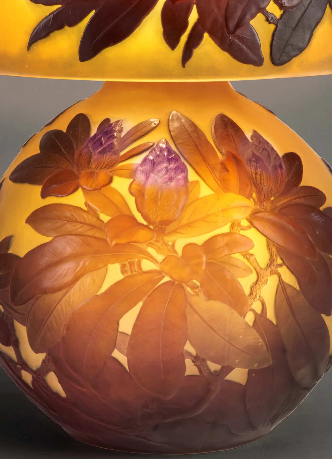 Pied d’une lampe Gallé aux rhododendrons, allumée
