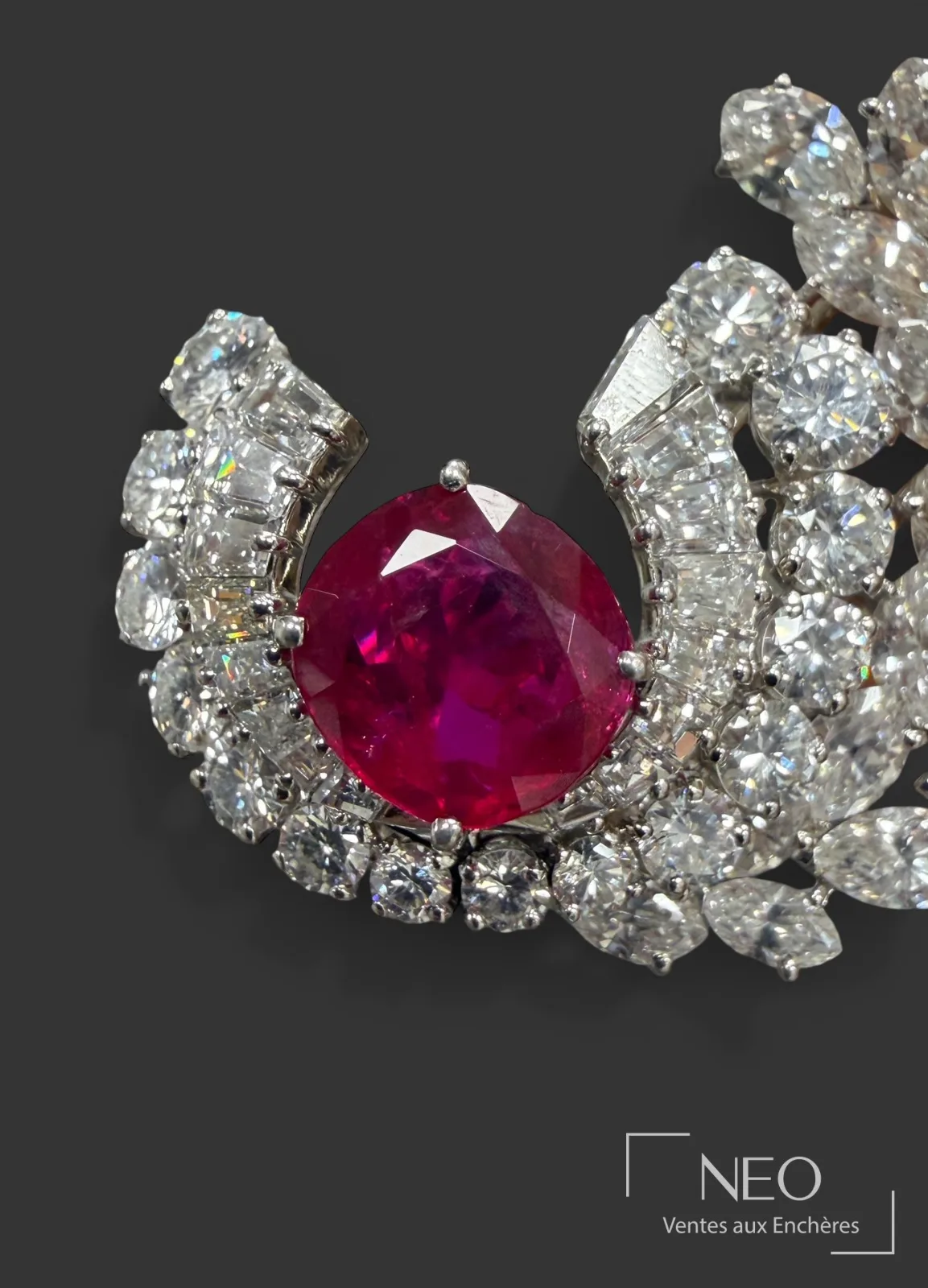 Gros plan sur le rubis et les diamants d’un clip Van Cleef & Arpels