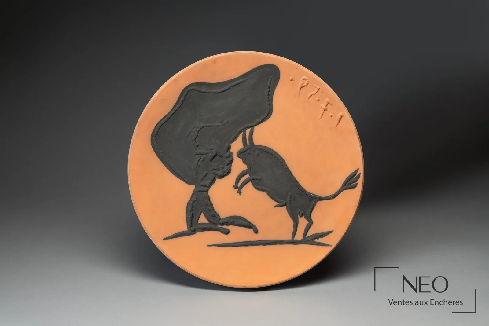 Plat Pase de cape de Picasso, empreinte originale en terre de faïence rouge et engobe noir