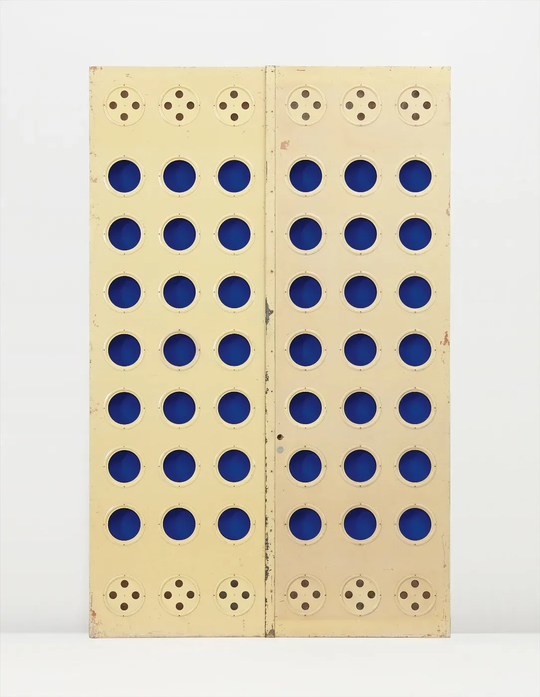 Paire de portes à hublots bleus conçues par Jean Prouvé pour les maisons tropicales
