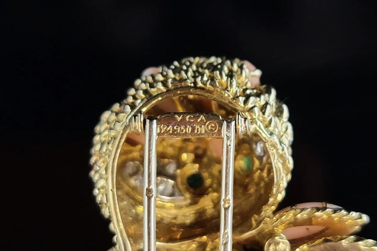 Revers d’une broche chouette Van Cleef & Arpels : signature VCA, numéro et mention ©