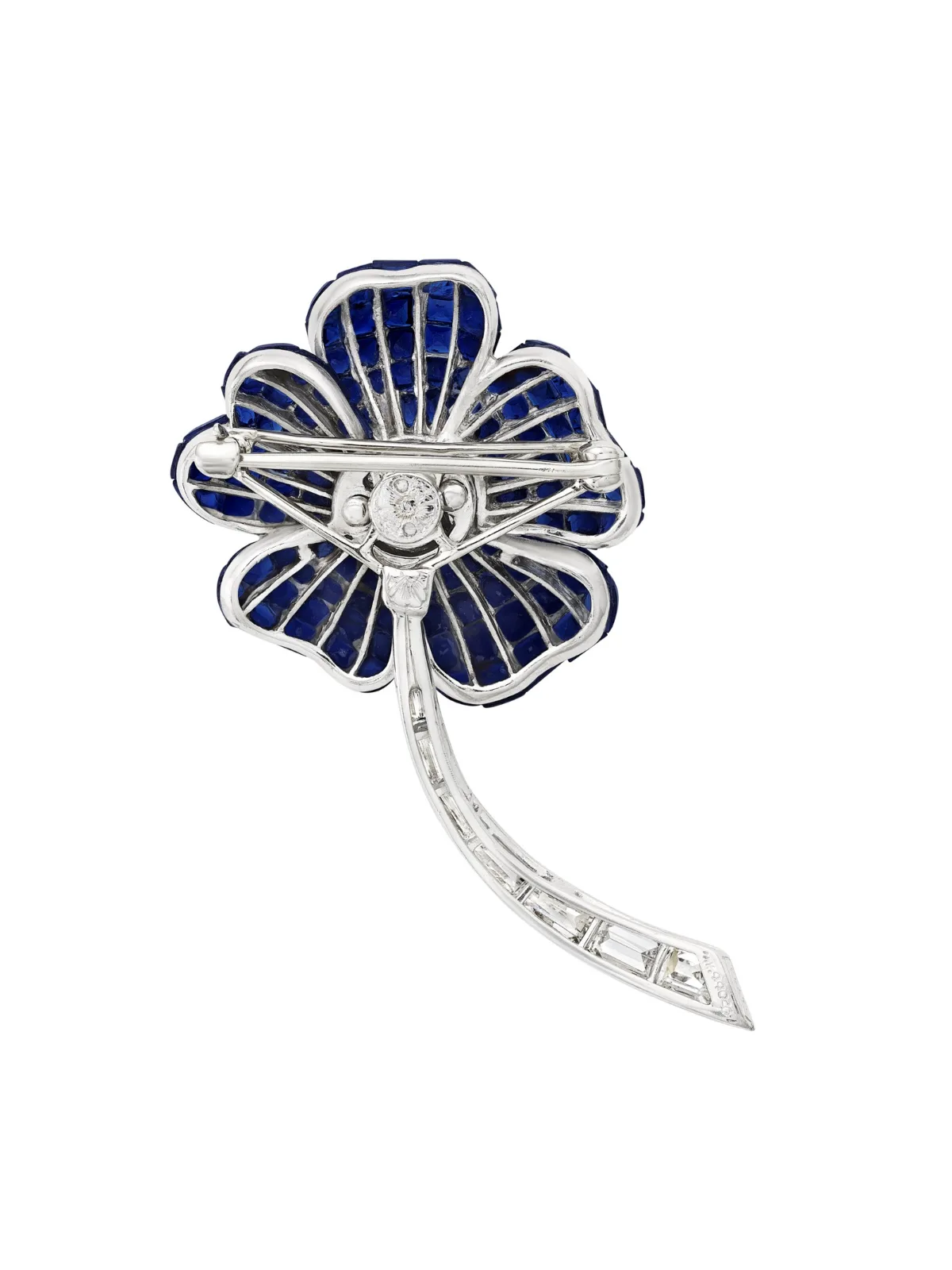 Revers d’une broche en serti mystérieux Van Cleef & Arpels montrant les rails qui tiennent les saphirs