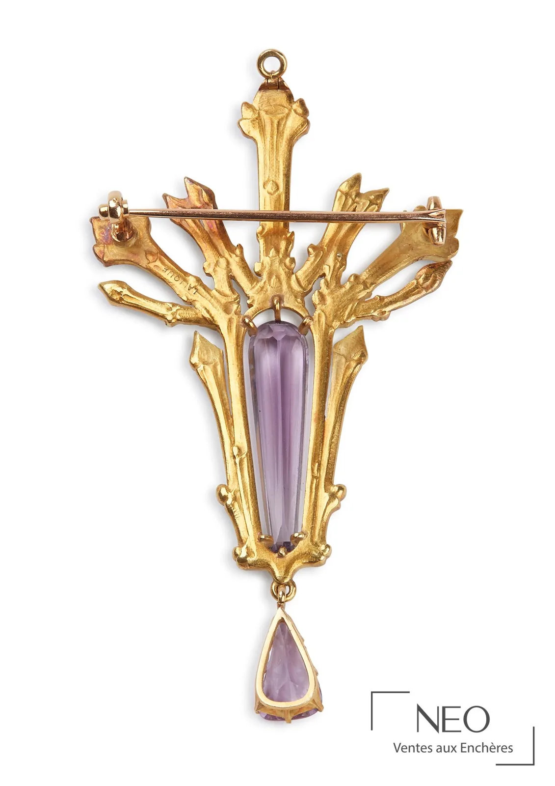 Revers en or d’un pendentif Art nouveau de René Lalique, avec bélière et épingle
