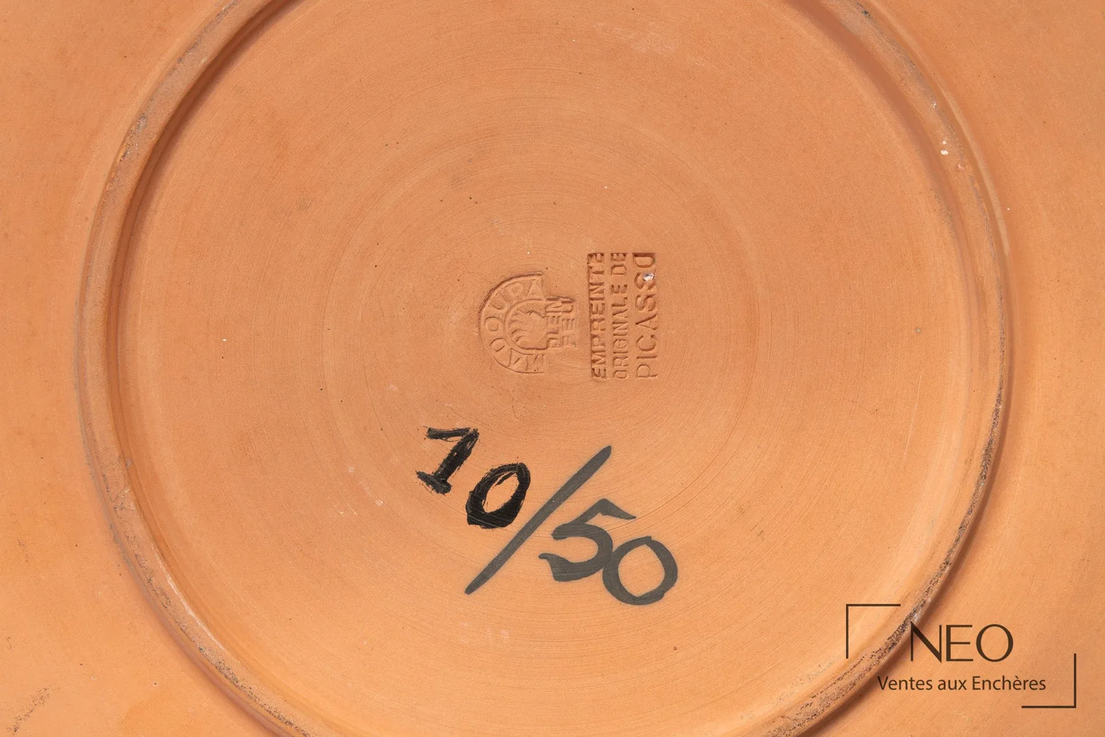 Revers d'un plat Picasso avec les cachets Madoura plein feu et Empreinte originale de Picasso, numéroté 10/50