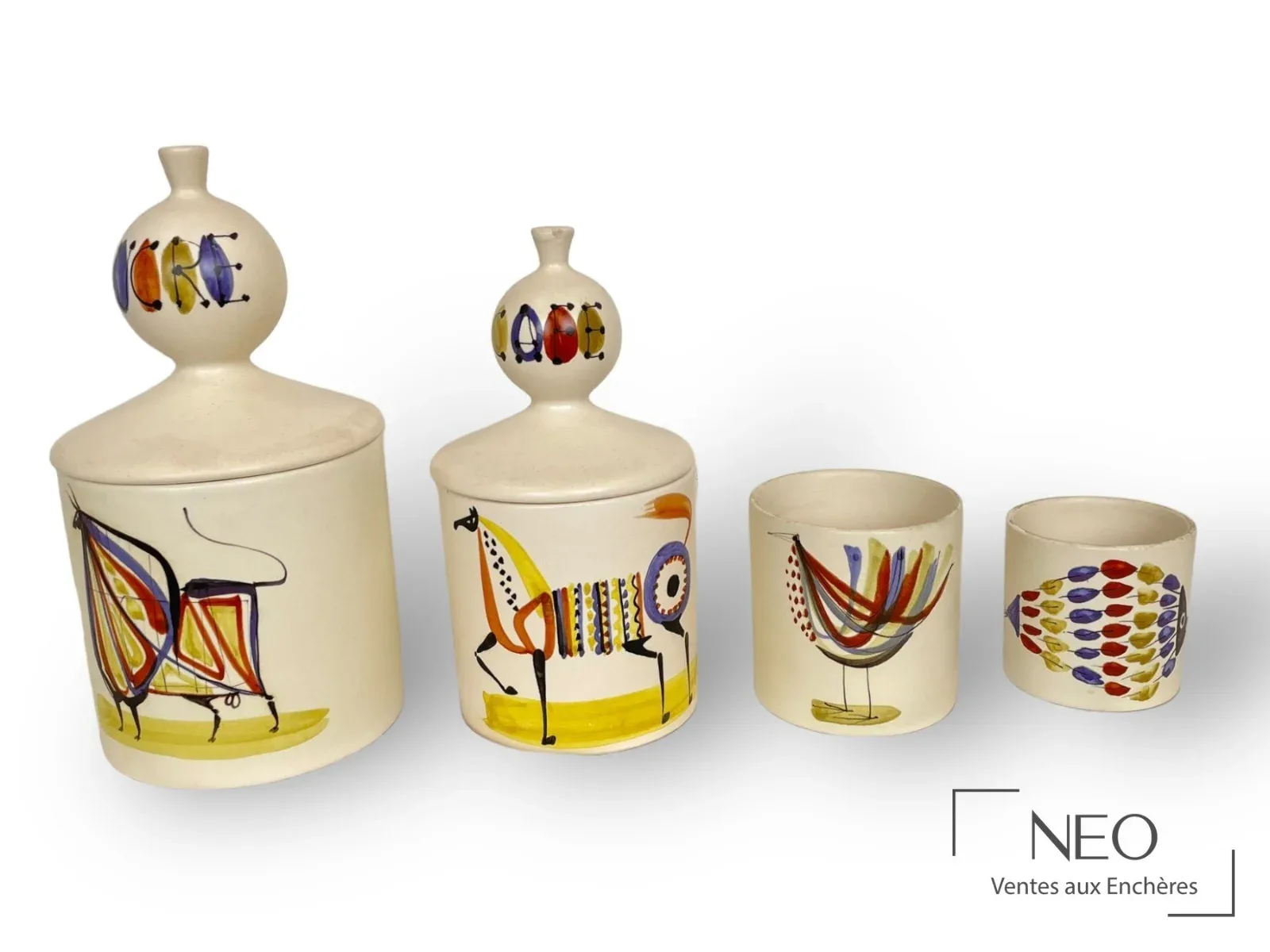 Roger Capron, quatre pots à condiments en faïence blanche à décor de taureau, cheval, oiseau et poisson, adjugés 1 170 € par NEO Enchères