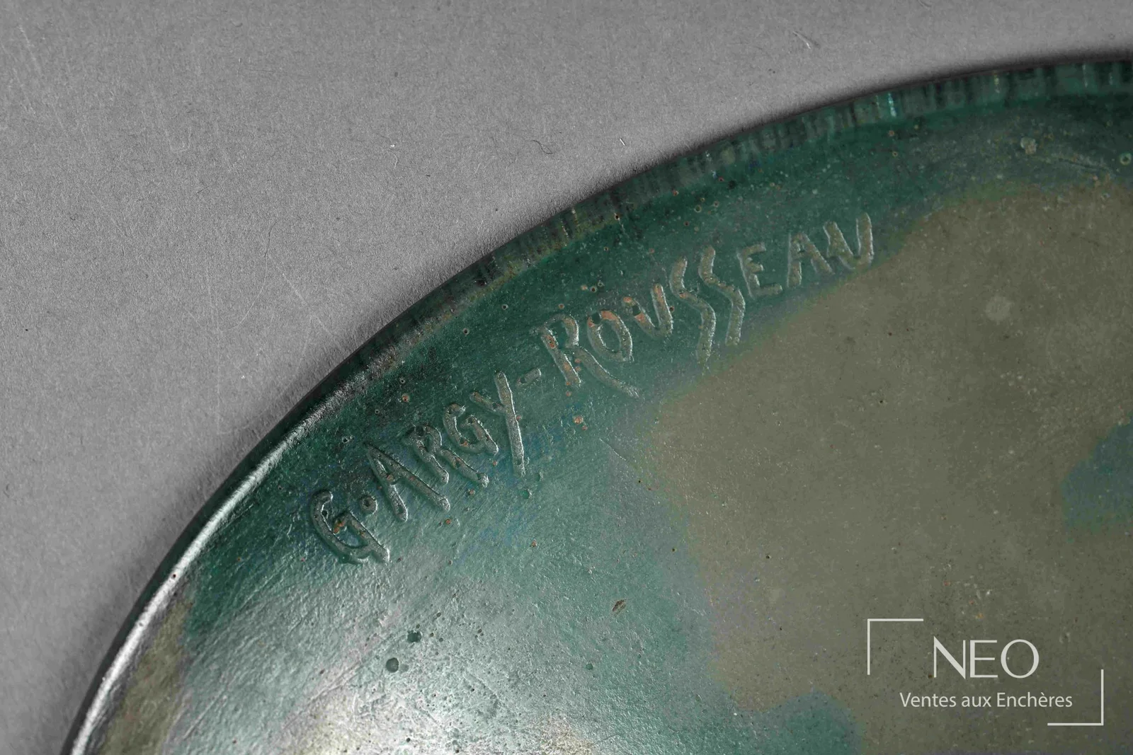 Signature G. Argy-Rousseau moulée dans la pâte de verre d’une coupe