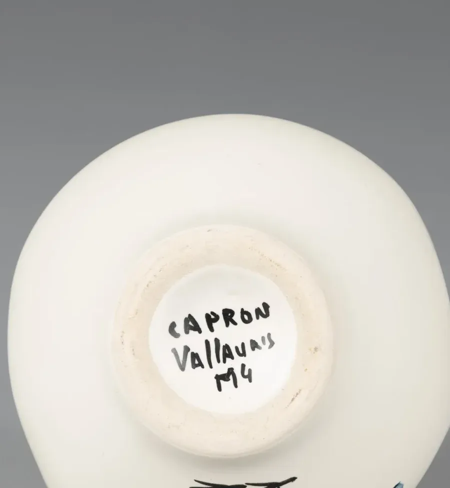 Marque Capron Vallauris M4 sous un vase de Roger Capron à décor de poule stylisée