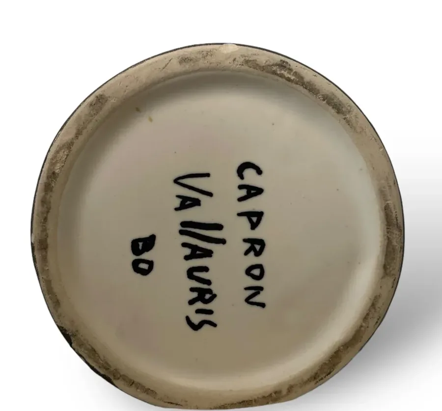 Signature Capron Vallauris peinte en noir sous une bouteille de Roger Capron, avec la référence BO