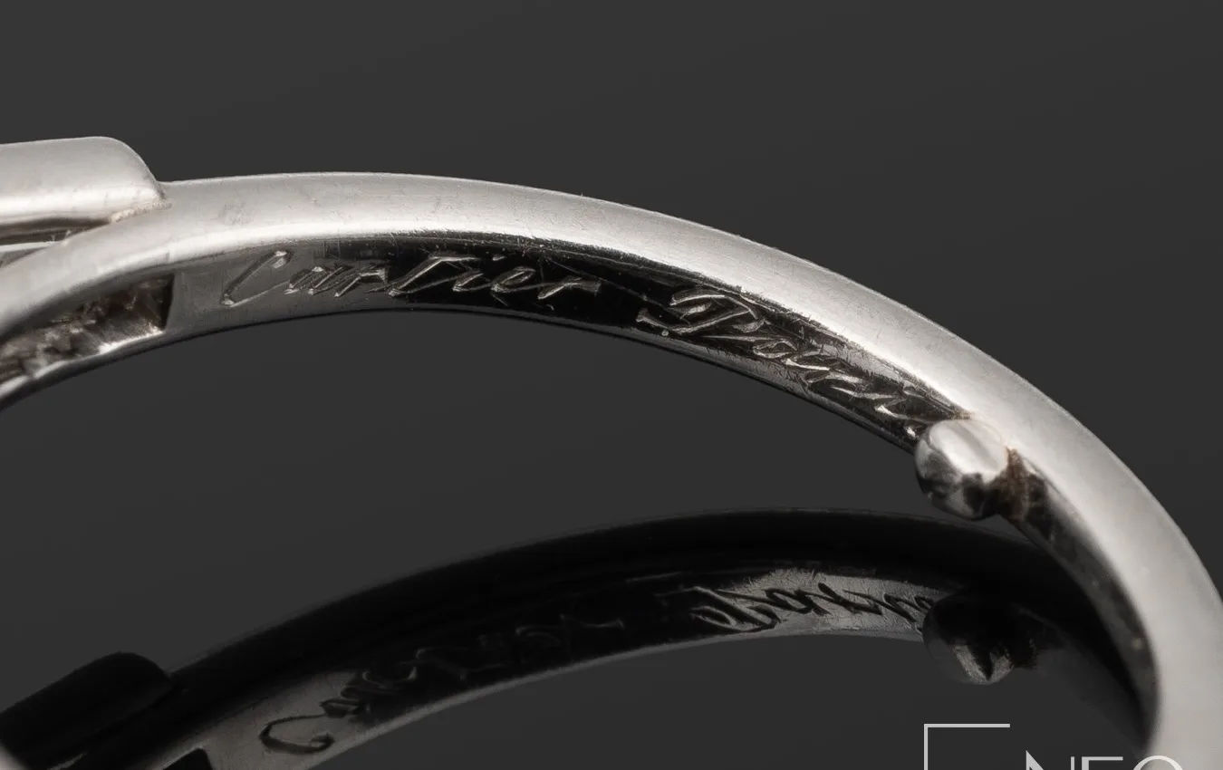 Signature Cartier Paris gravée en italique à l’intérieur de l’anneau d’une bague en platine