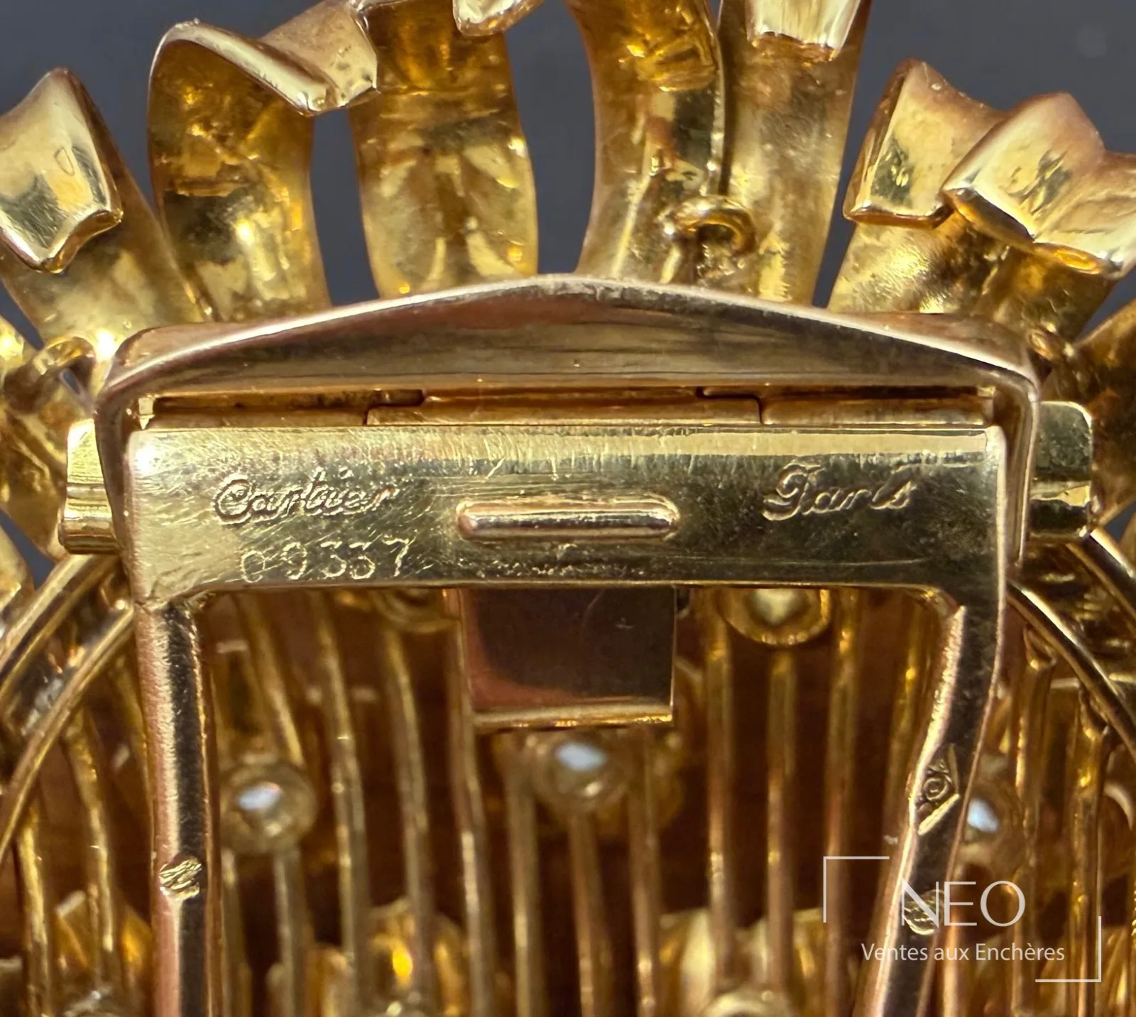 Signature Cartier Paris et numéro 09337 gravés sur le fermoir d’une broche en or