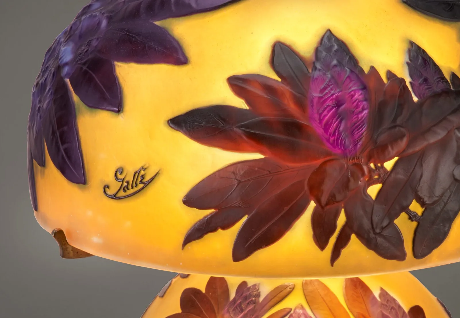 Signature Gallé gravée en camée sur le chapeau d’une lampe aux rhododendrons