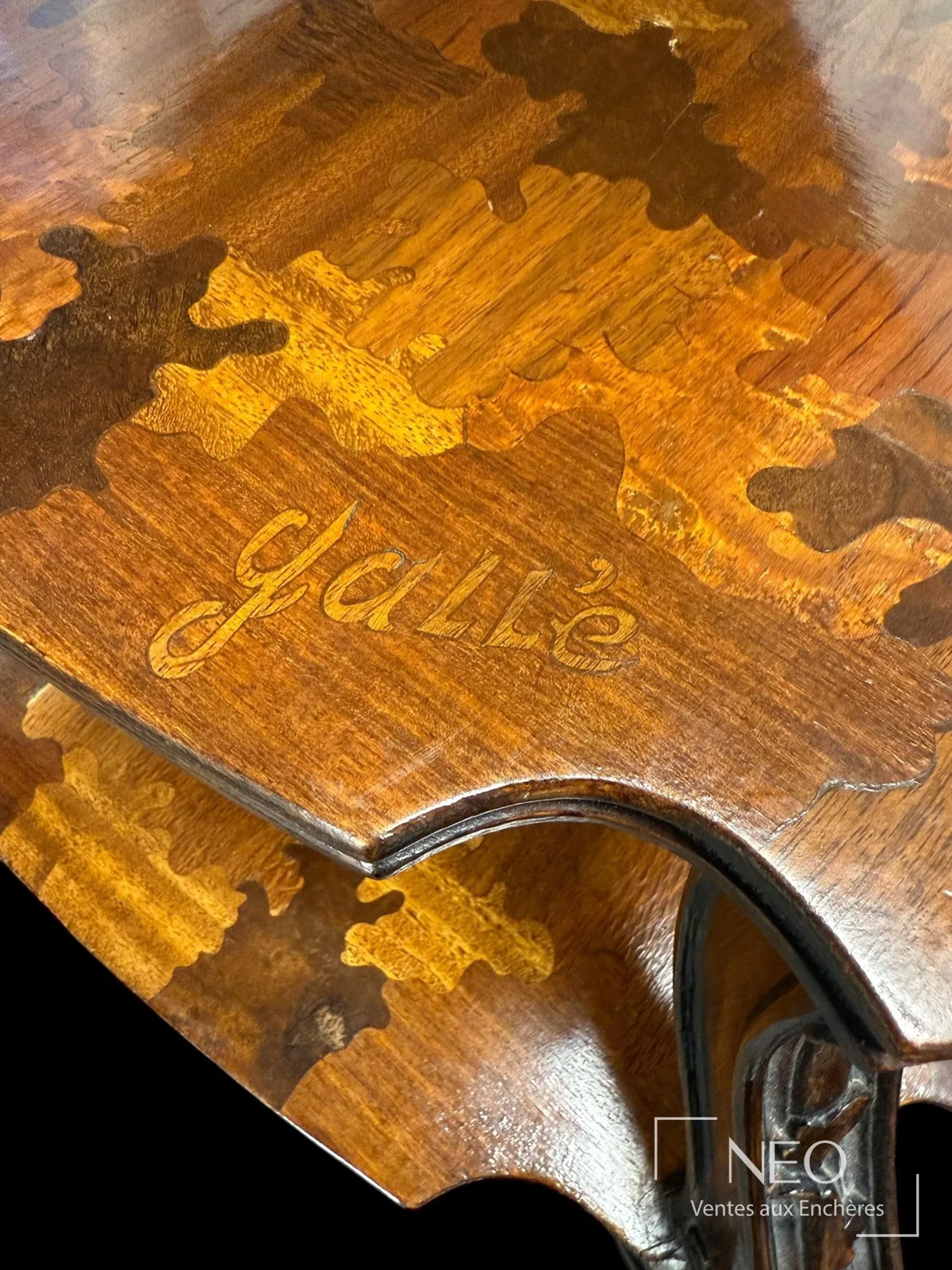 Signature Gallé en marqueterie de bois sur le plateau d’une table à thé des Établissements Gallé