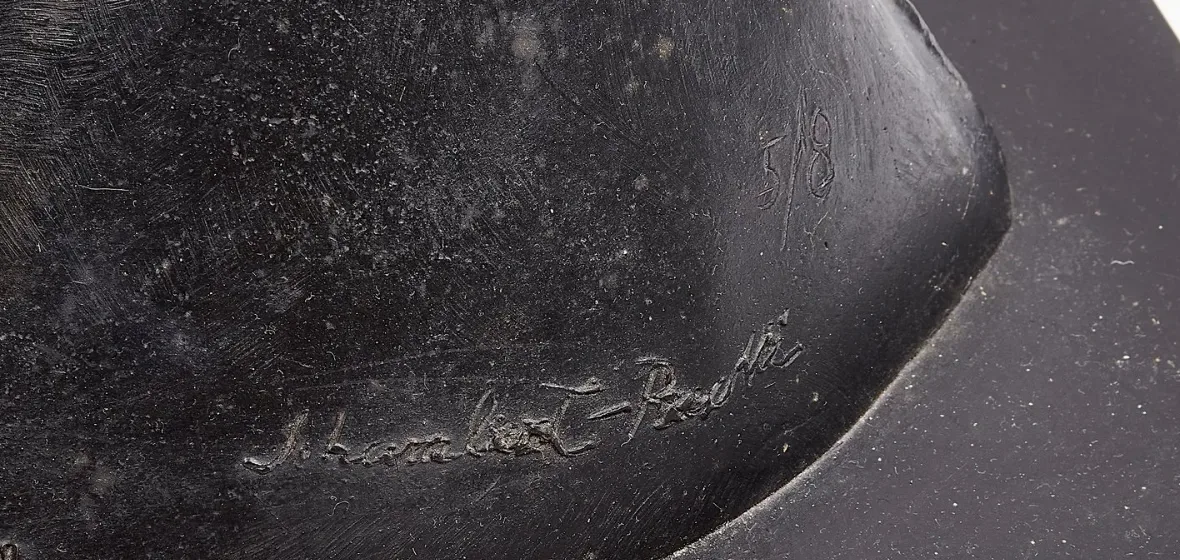 Signature J. Lambert-Rucki gravée et numéro 5/8 sur la base d'un bronze de Jean Lambert-Rucki