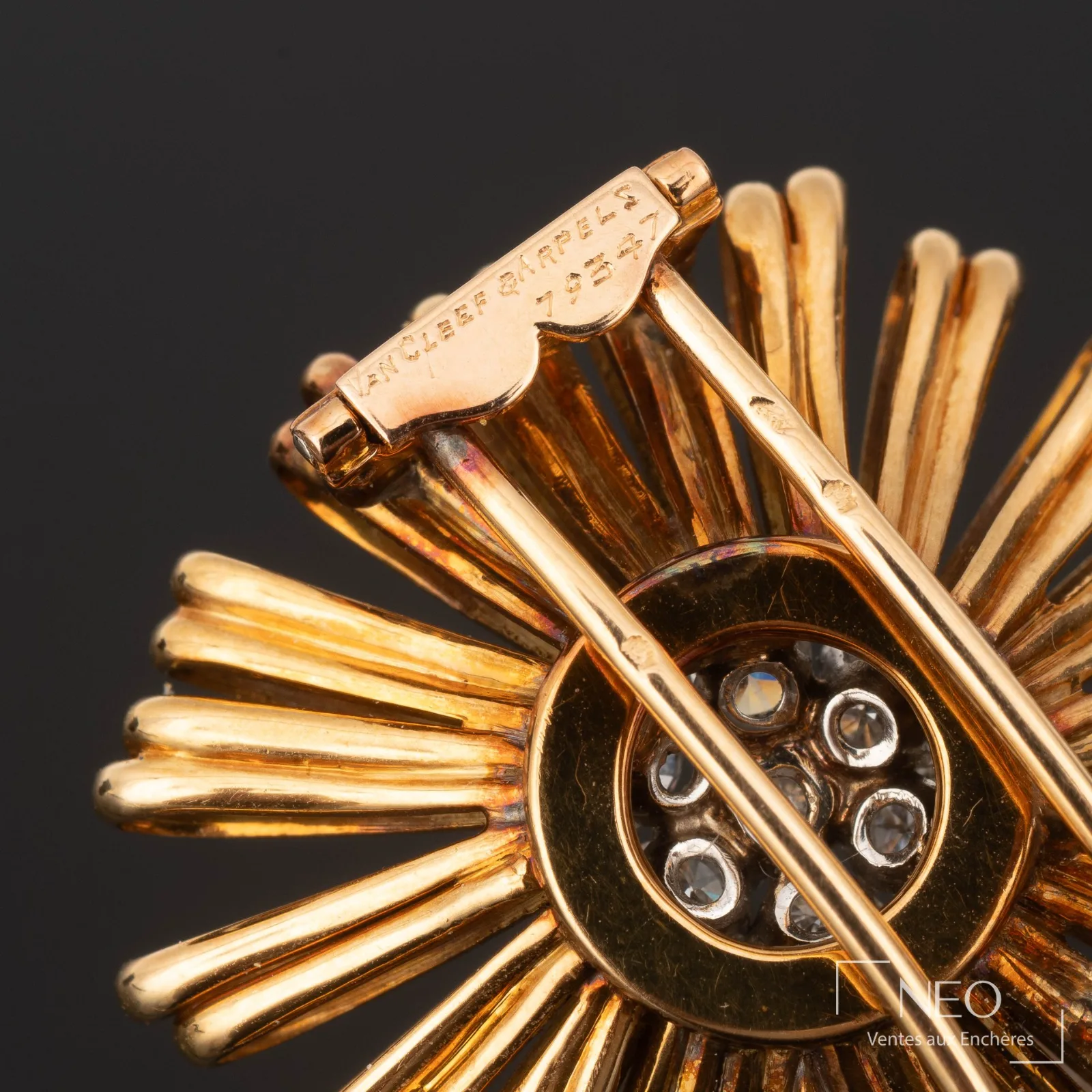 Signature Van Cleef & Arpels et numéro 79347 gravés sur le système d’épingle d’une broche