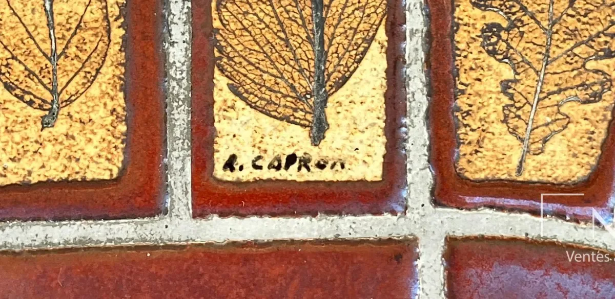 Signature R. Capron peinte sur un carreau à empreinte de feuille d'une table basse Herbier