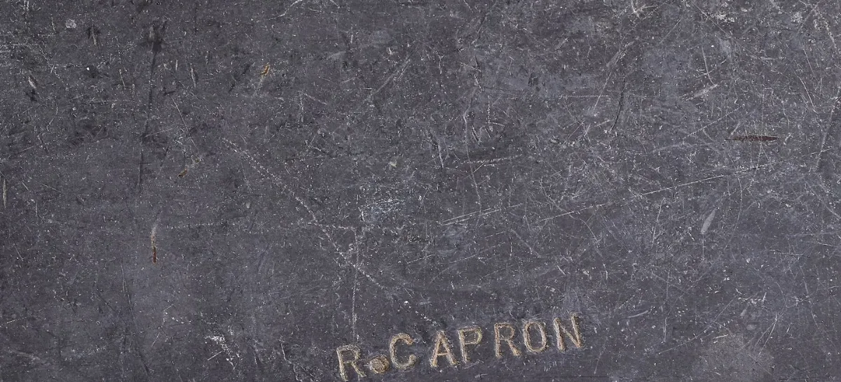 Signature R. Capron frappée en creux sur le plateau en plomb d'une table basse de Roger Capron