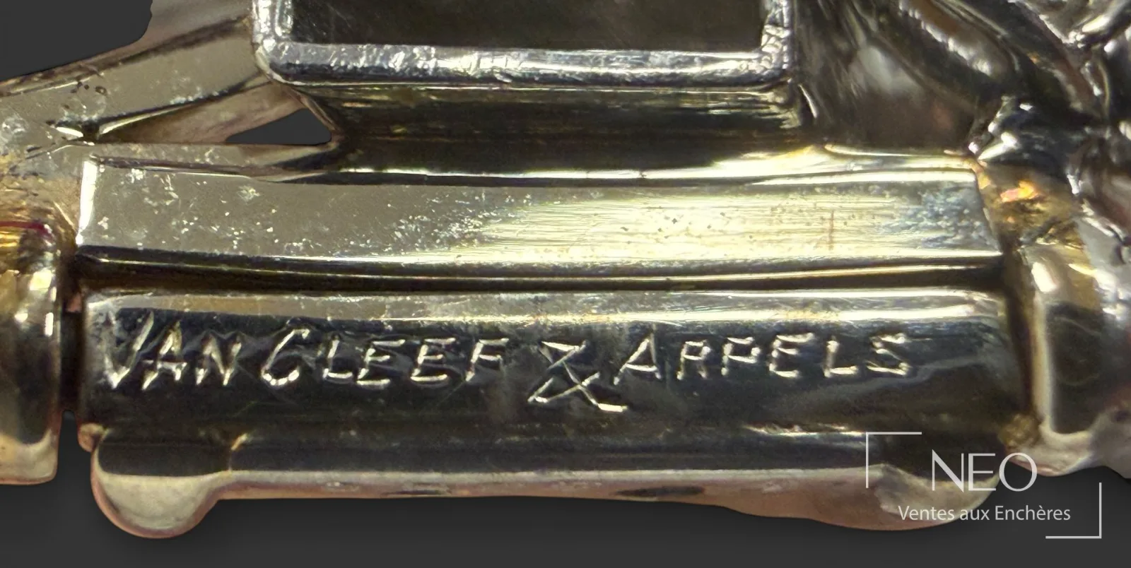 Signature Van Cleef & Arpels gravée en toutes lettres au revers d’un clip en or blanc