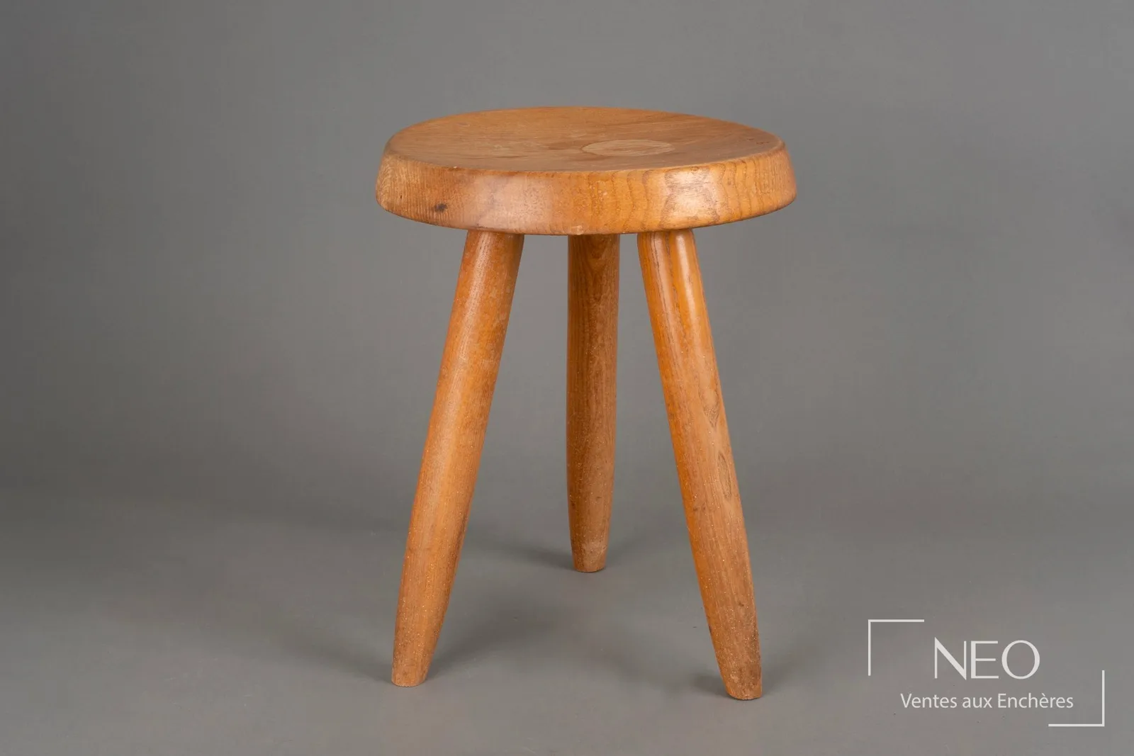 Tabouret Berger haut de Charlotte Perriand en frêne, assise circulaire creusée et trois pieds fuselés