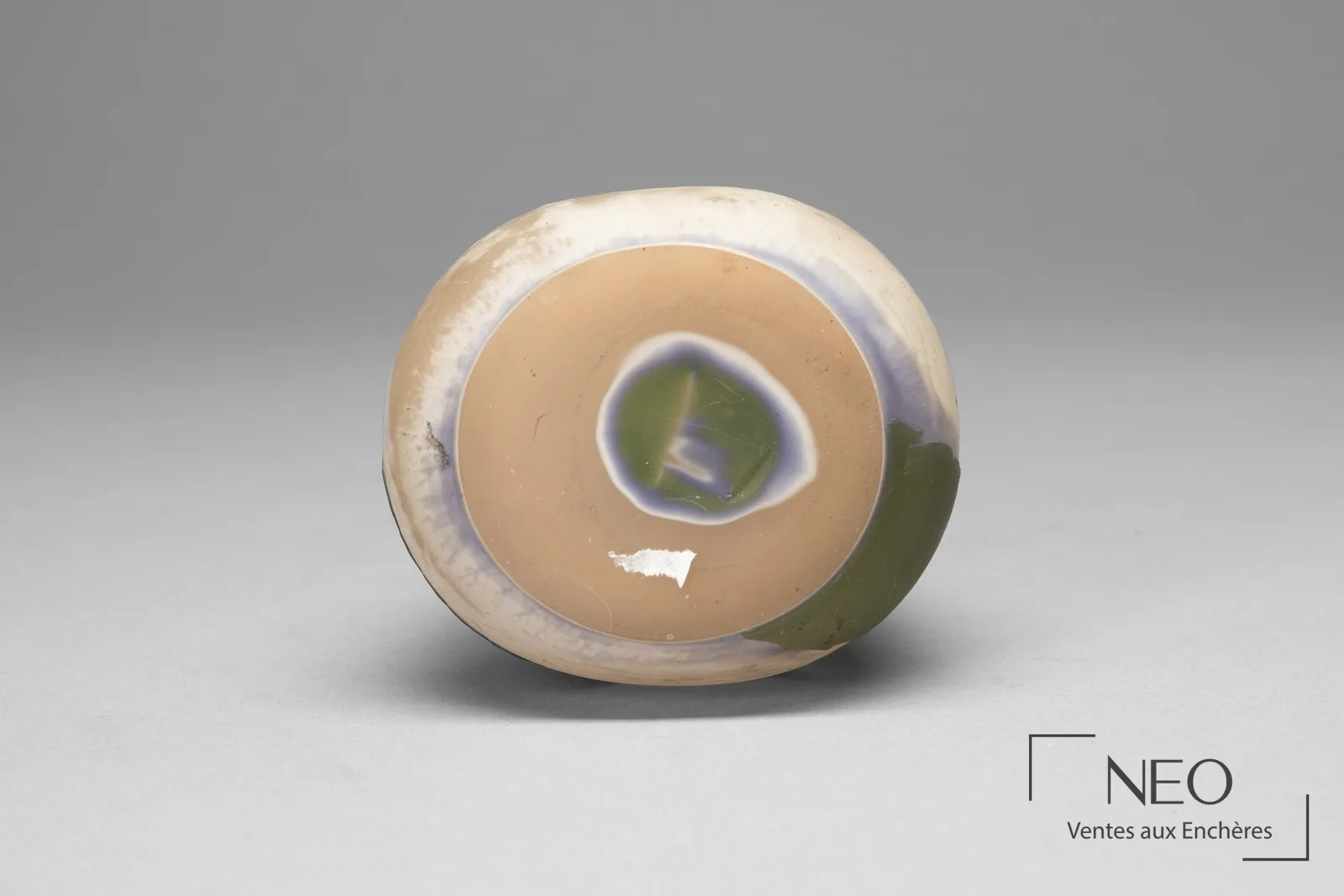 Dessous et talon d’un vase Gallé en verre multicouche