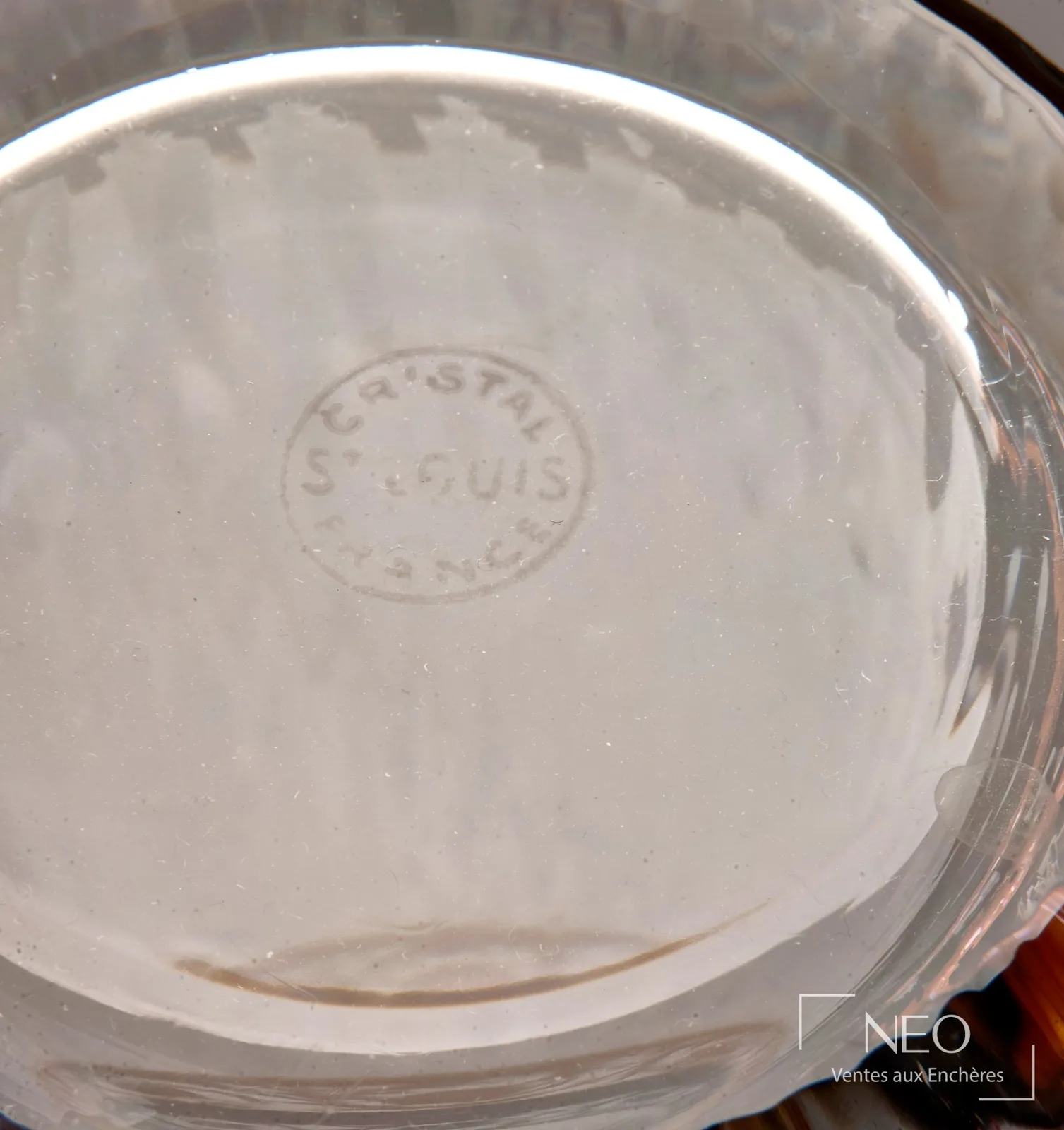 Tampon à l’acide Cristal Saint-Louis France sous la base d’un verre en cristal taillé