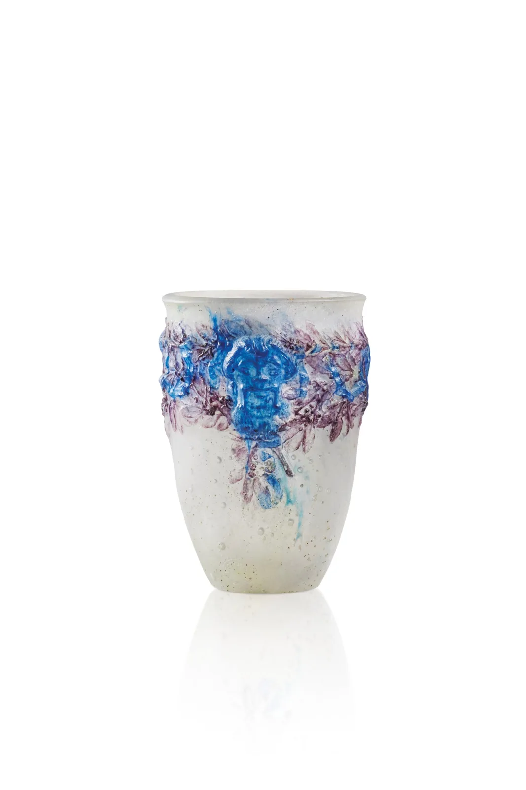 Vase Trois masques lauriers rubans de François Décorchemont en pâte de verre bleue et blanche