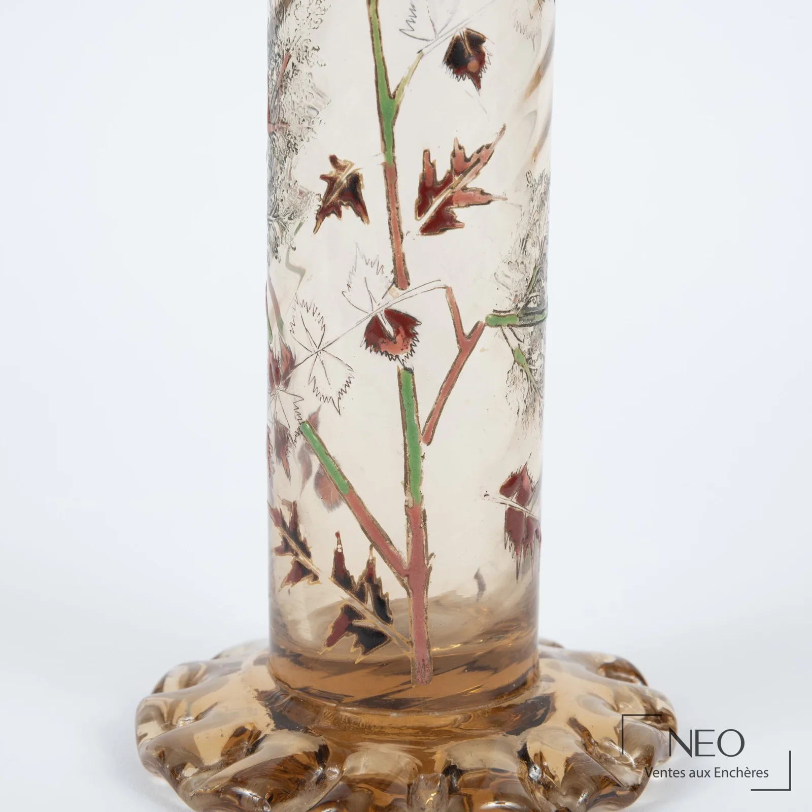 Détail d’un vase Émile Gallé en verre transparent à côtes vénitiennes et fleurs de stellaires émaillées